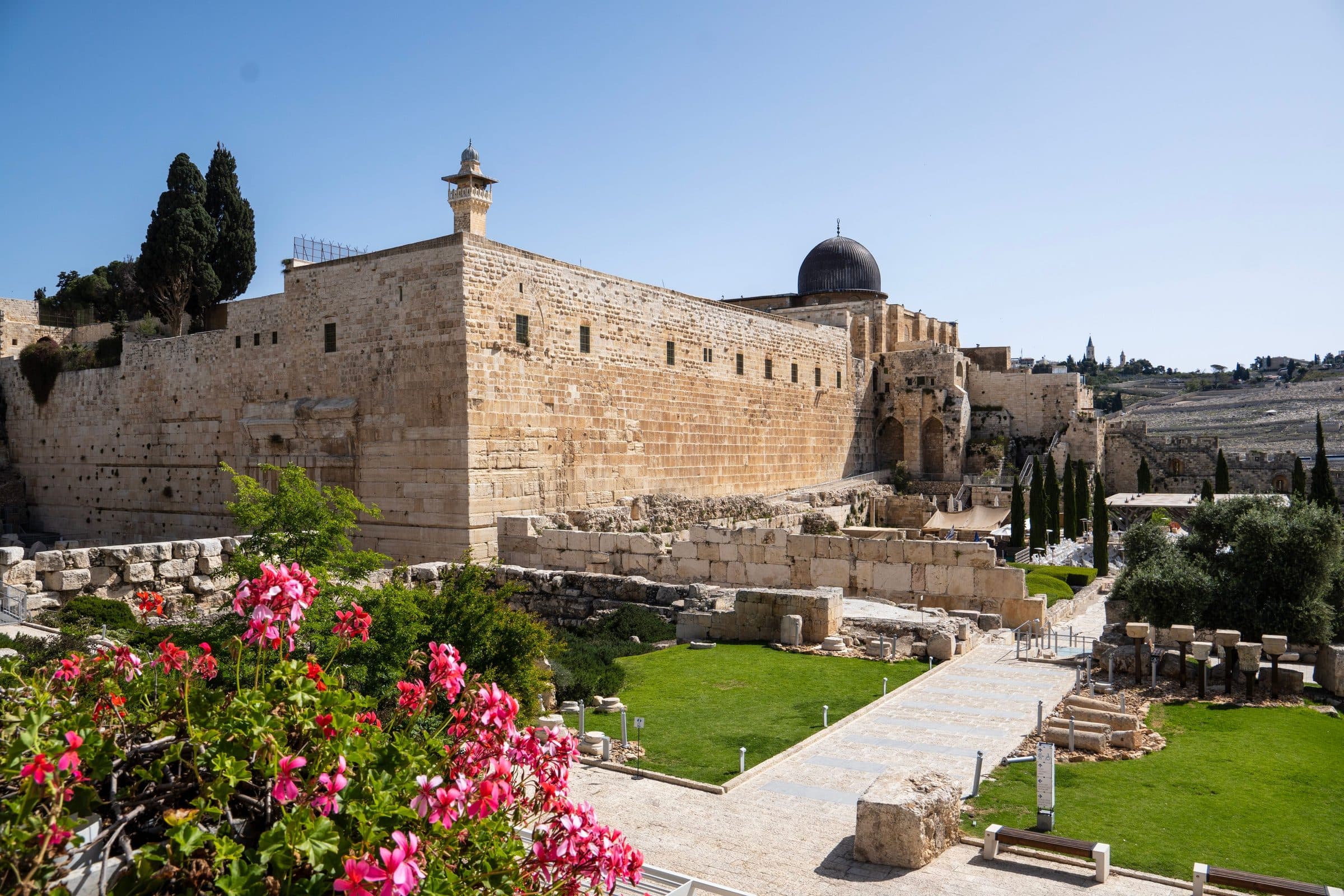 Vista da muralha histórica e vegetação na Cidade Velha de Jerusalém