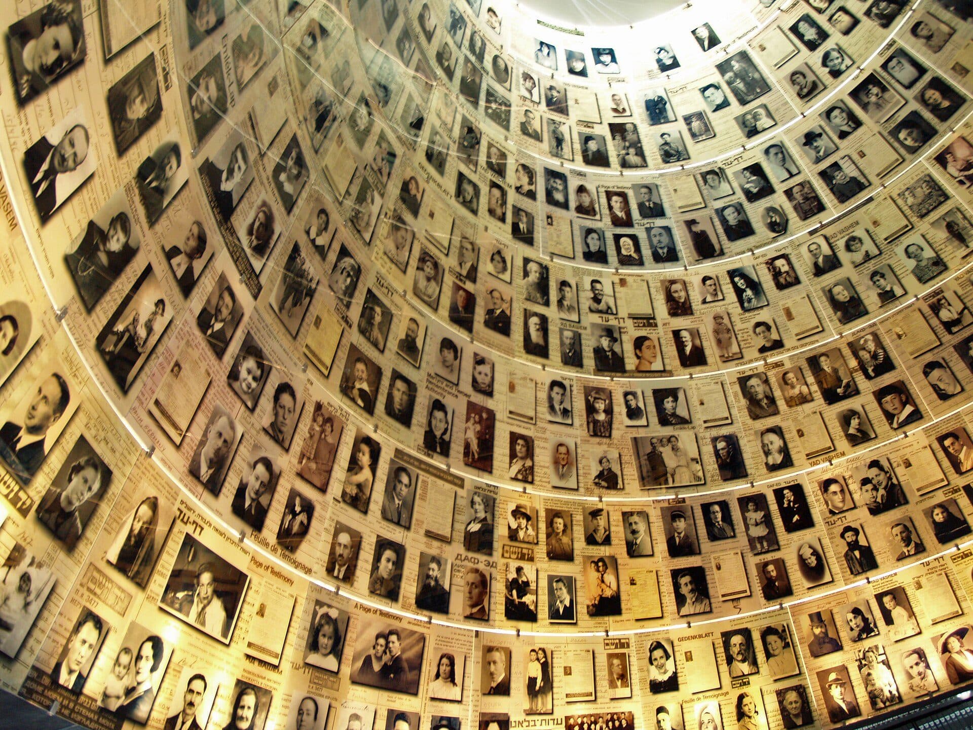 Vista do interior da Sala dos Nomes no memorial Yad Vashem