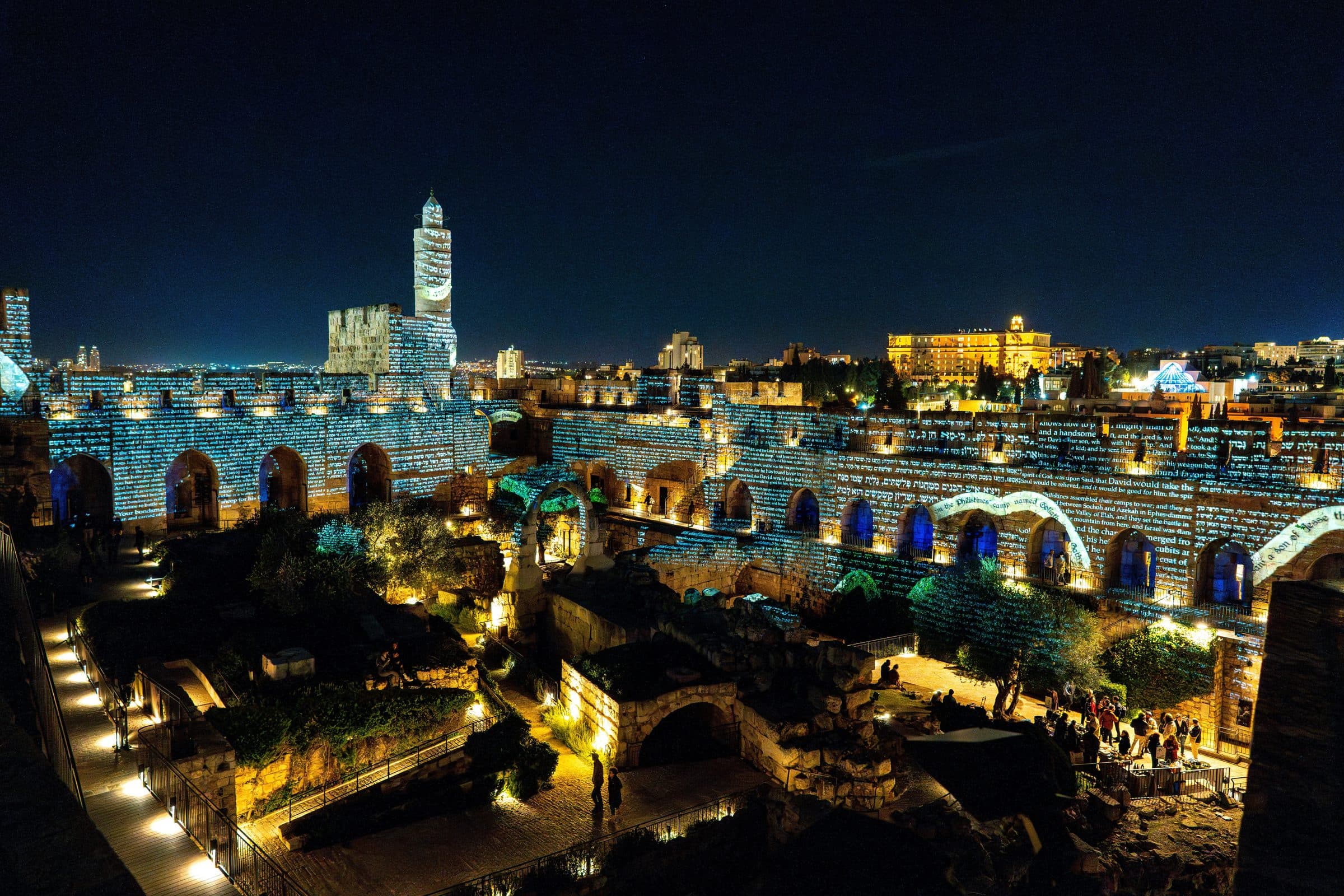 Vista noturna da Torre de Davi em Jerusalém iluminada por projeções de luzes