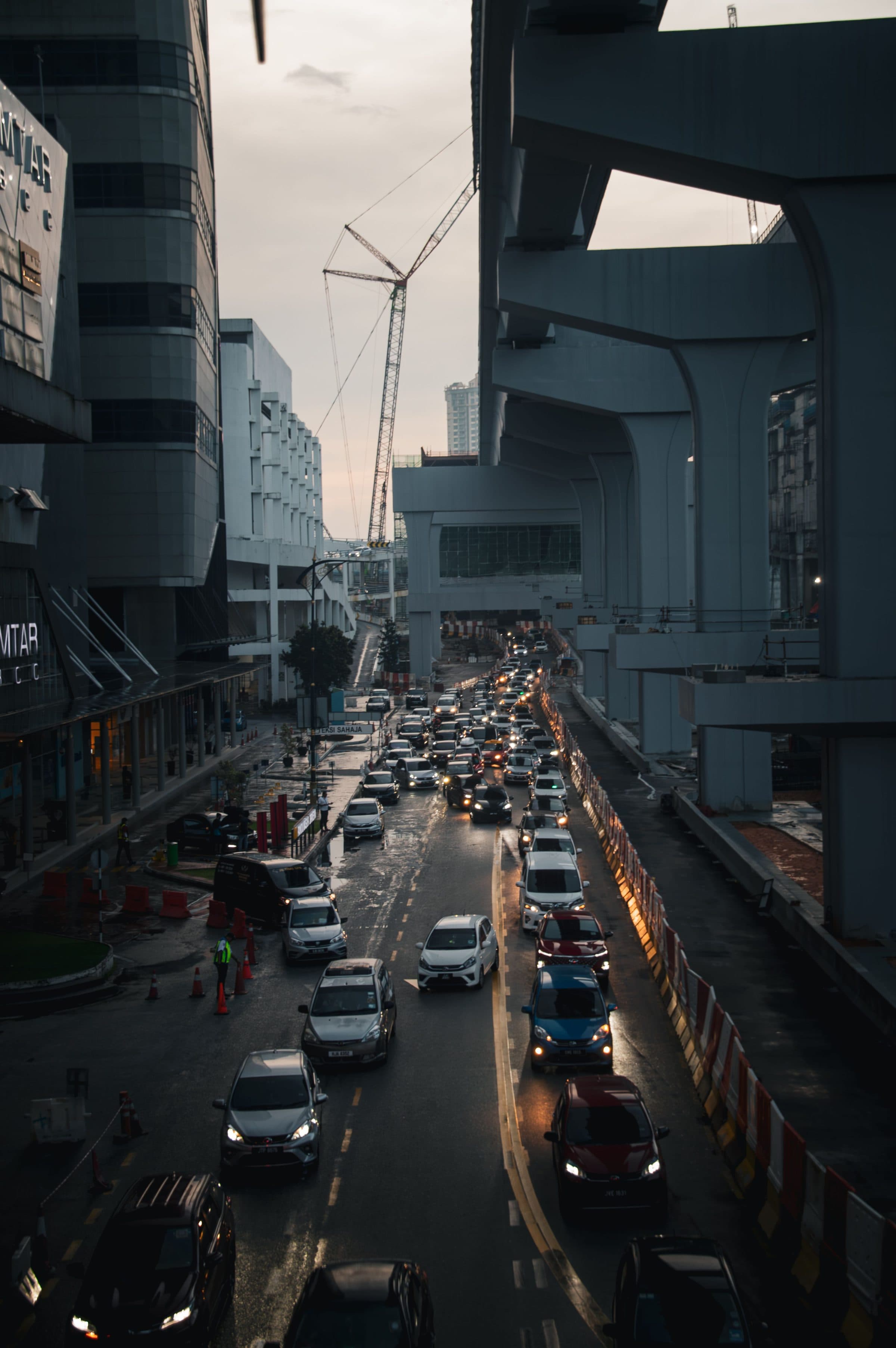 Trânsito movimentado ao pôr do sol em via com obras em Johor Bahru, na Malásia