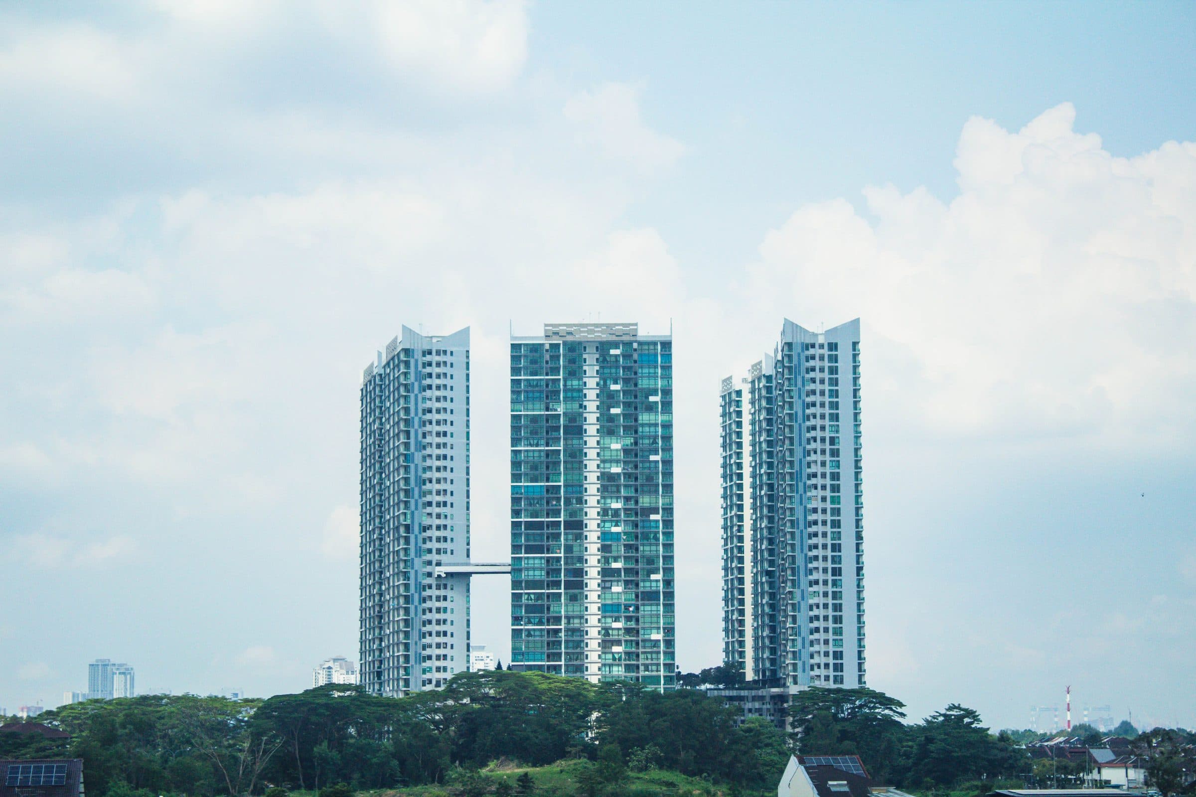 Arranha-céus contemporâneos sob céu claro em Johor Bahru, na Malásia