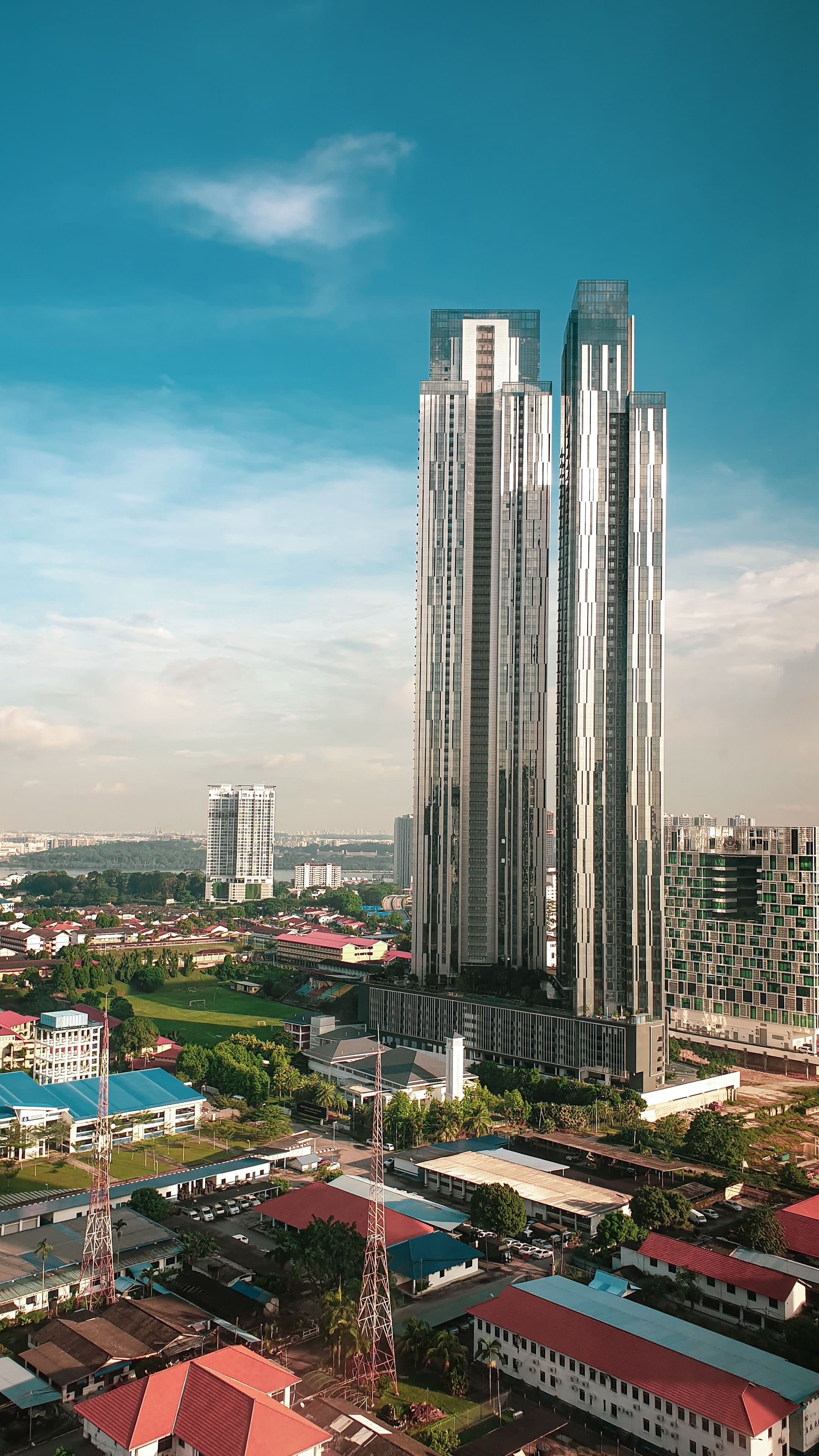Vista aérea de arranha-céus modernos em Johor Bahru, na Malásia