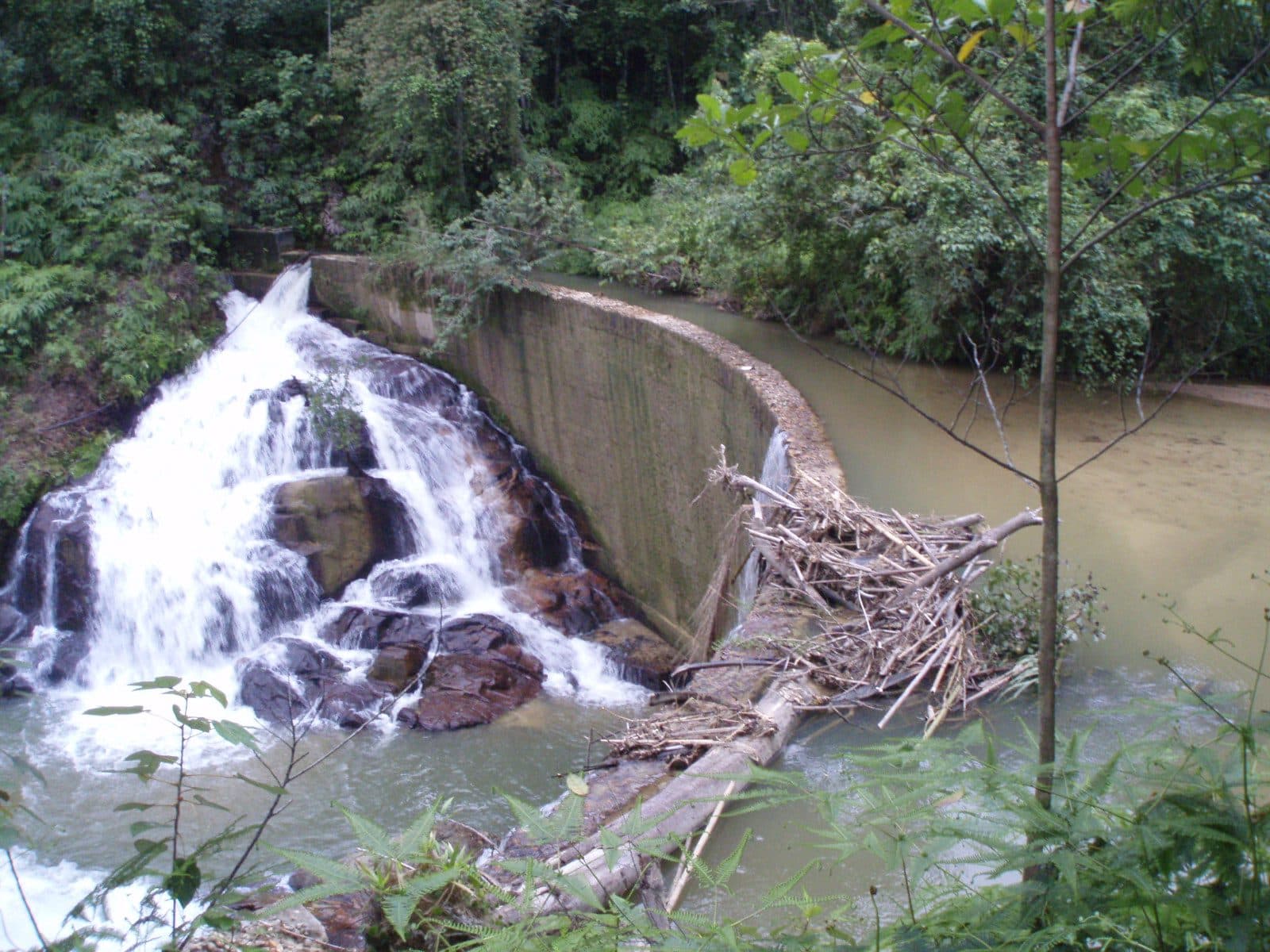 Vista da queda d'água da cachoeira de Simpang Pulai