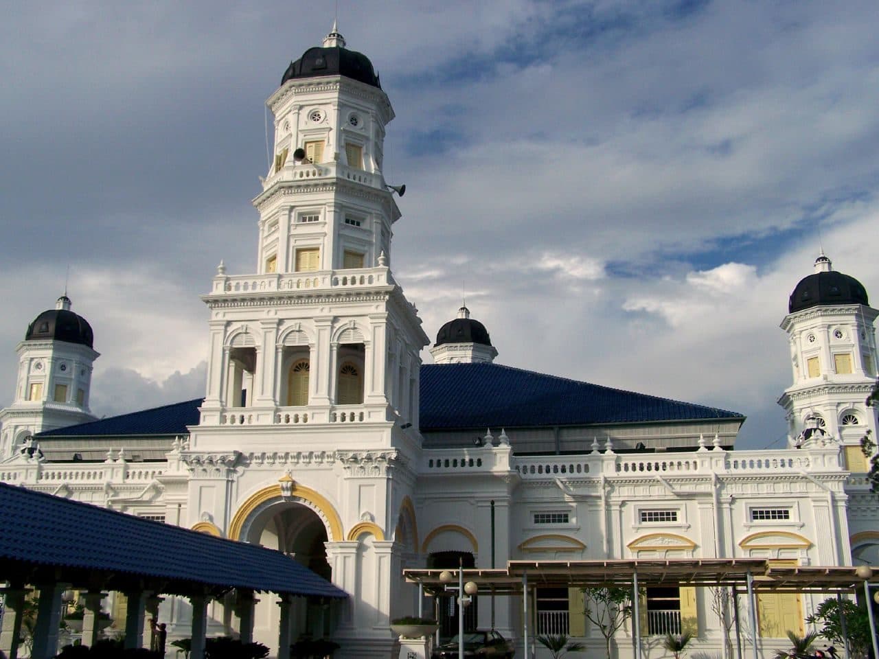 Vista externa da Sultan Abu Bakar Mosque