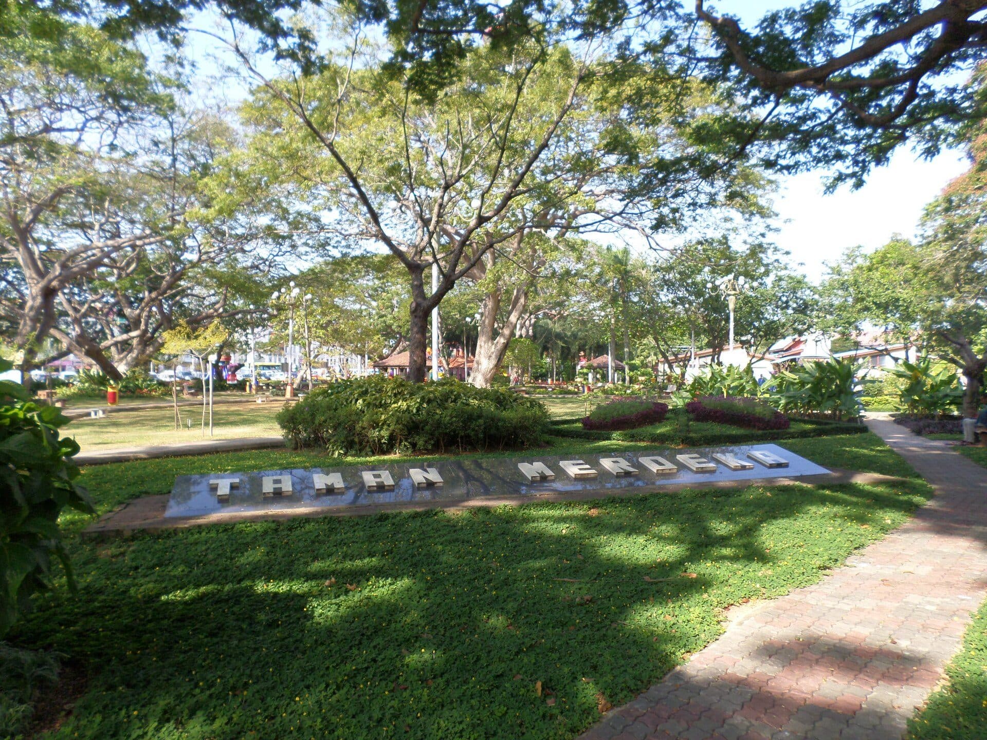 Vista da área verde e arborizada do Merdeka Park