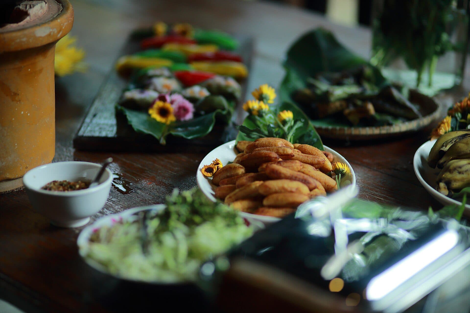 Porção de pisang goreng, bananas fritas empanadas tradicionais