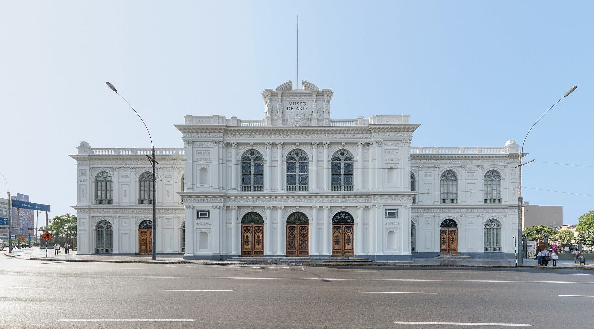 Fachada do Museu de Arte de Lima, o MALI, durante evento de inauguração