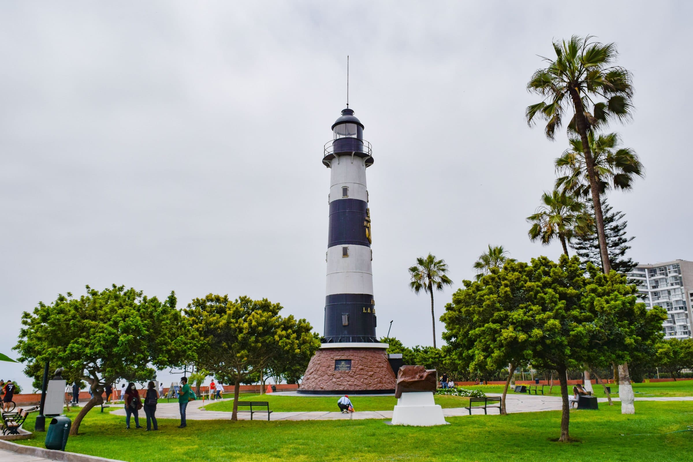 Farol Faro de la Marina em um parque arborizado em Lima, Peru