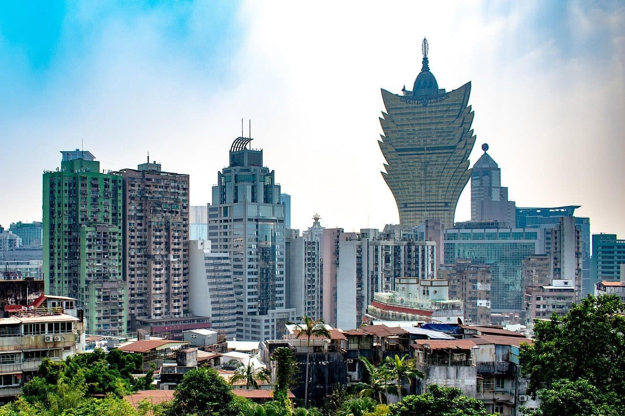 Arranha-céus modernos e fachadas de hotéis e cassinos na cidade de Macau