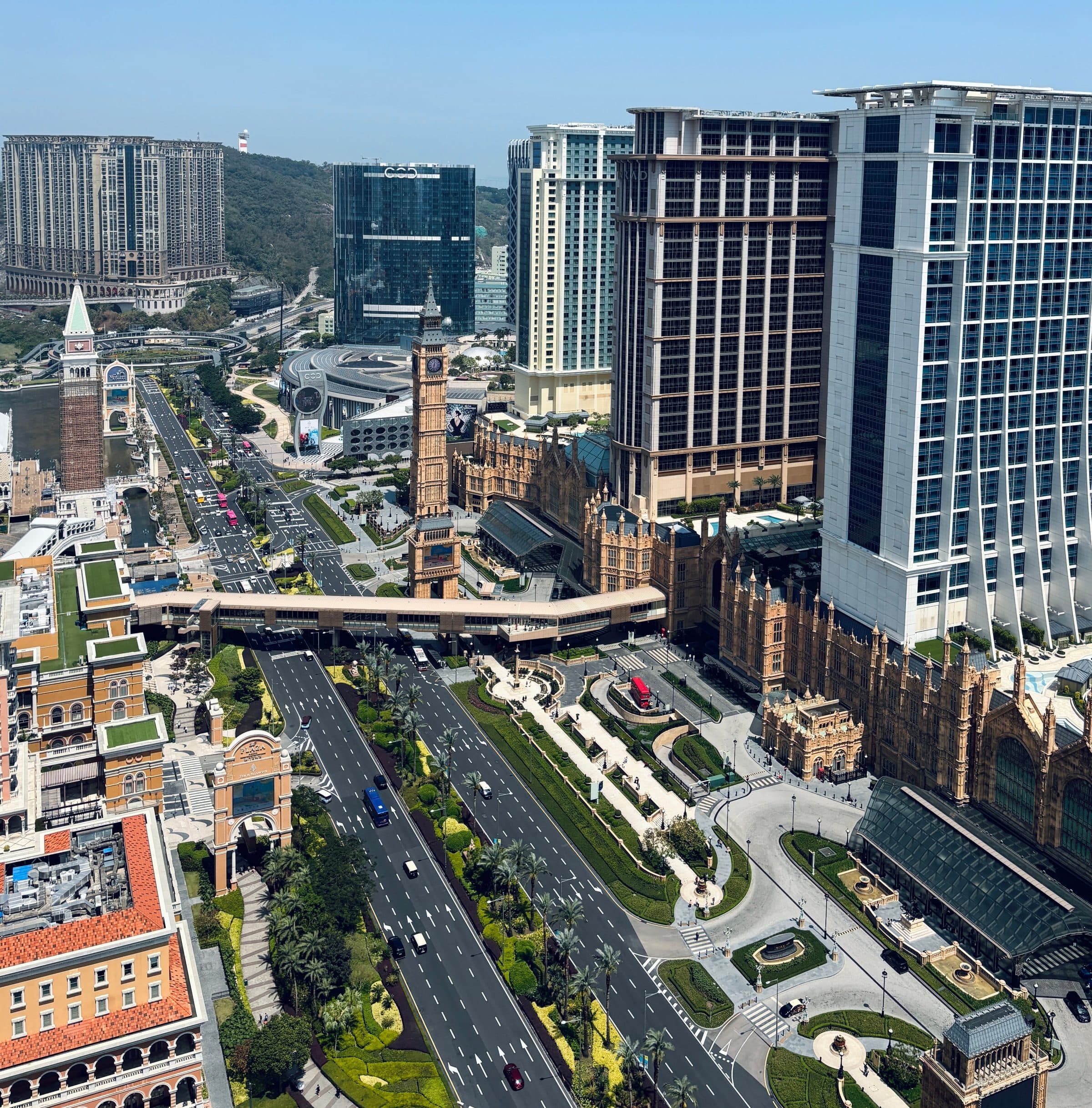 Vista aérea de Macau com arquitetura moderna e pontos turísticos