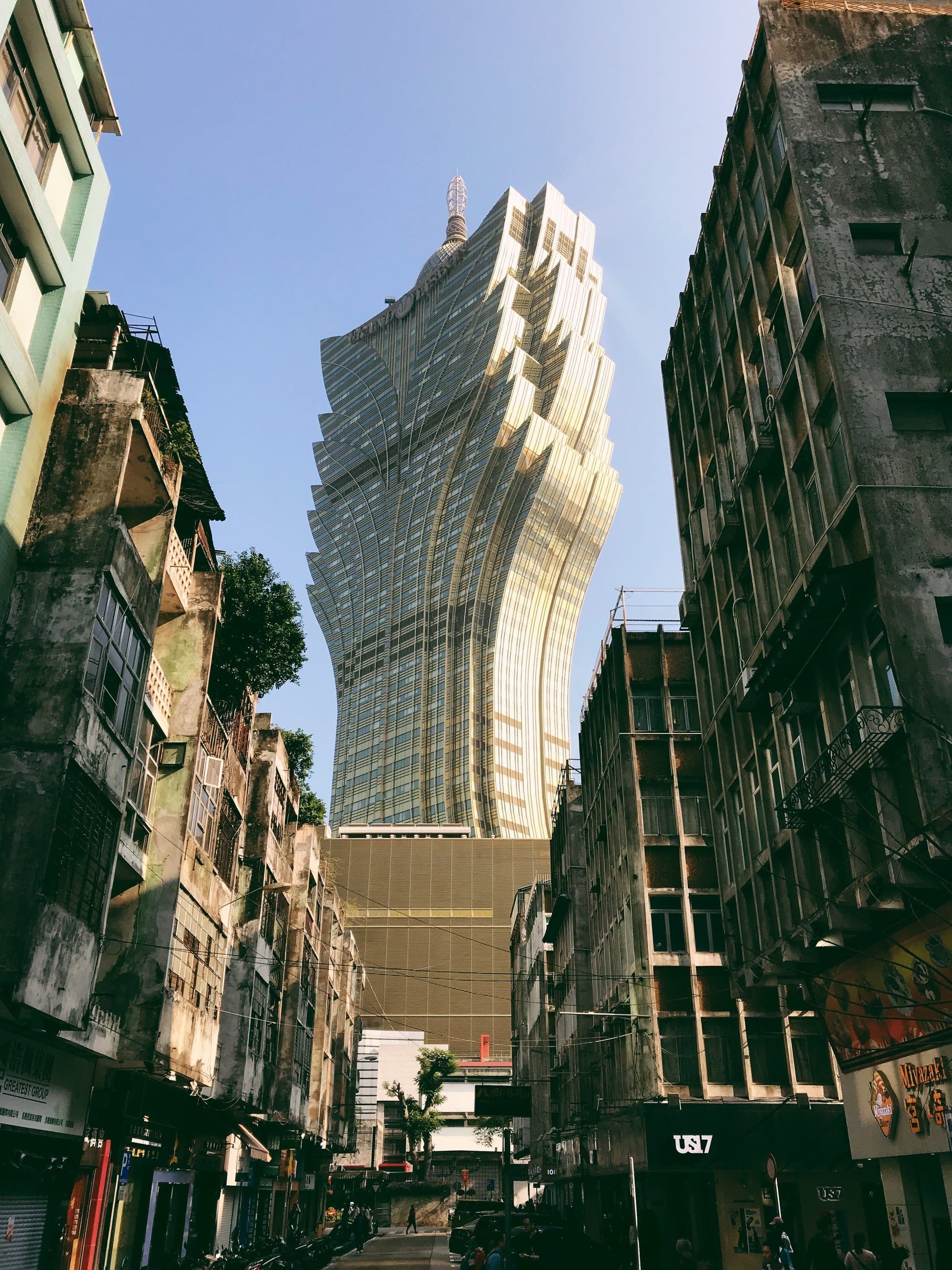 Vista em ângulo baixo do Grand Lisboa Hotel em meio à arquitetura urbana de Macau