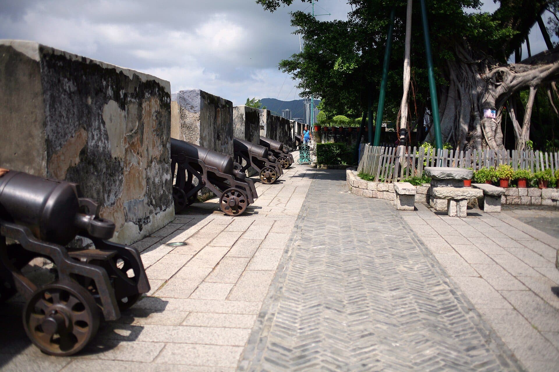 Vista das muralhas e baluartes da Fortaleza do Monte em Macau