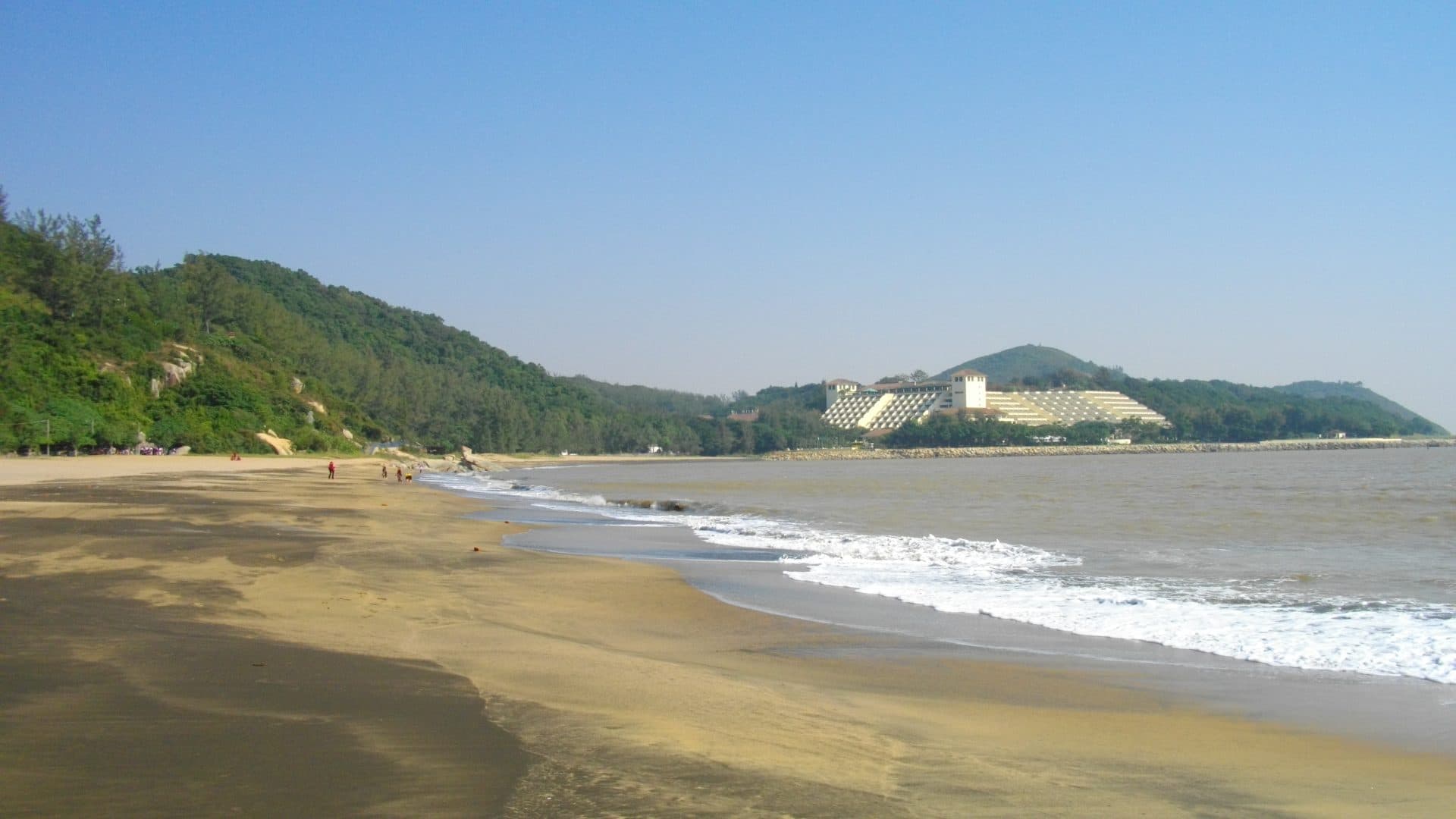 Vista da Praia de Hac Sa com sua faixa de areia e o mar