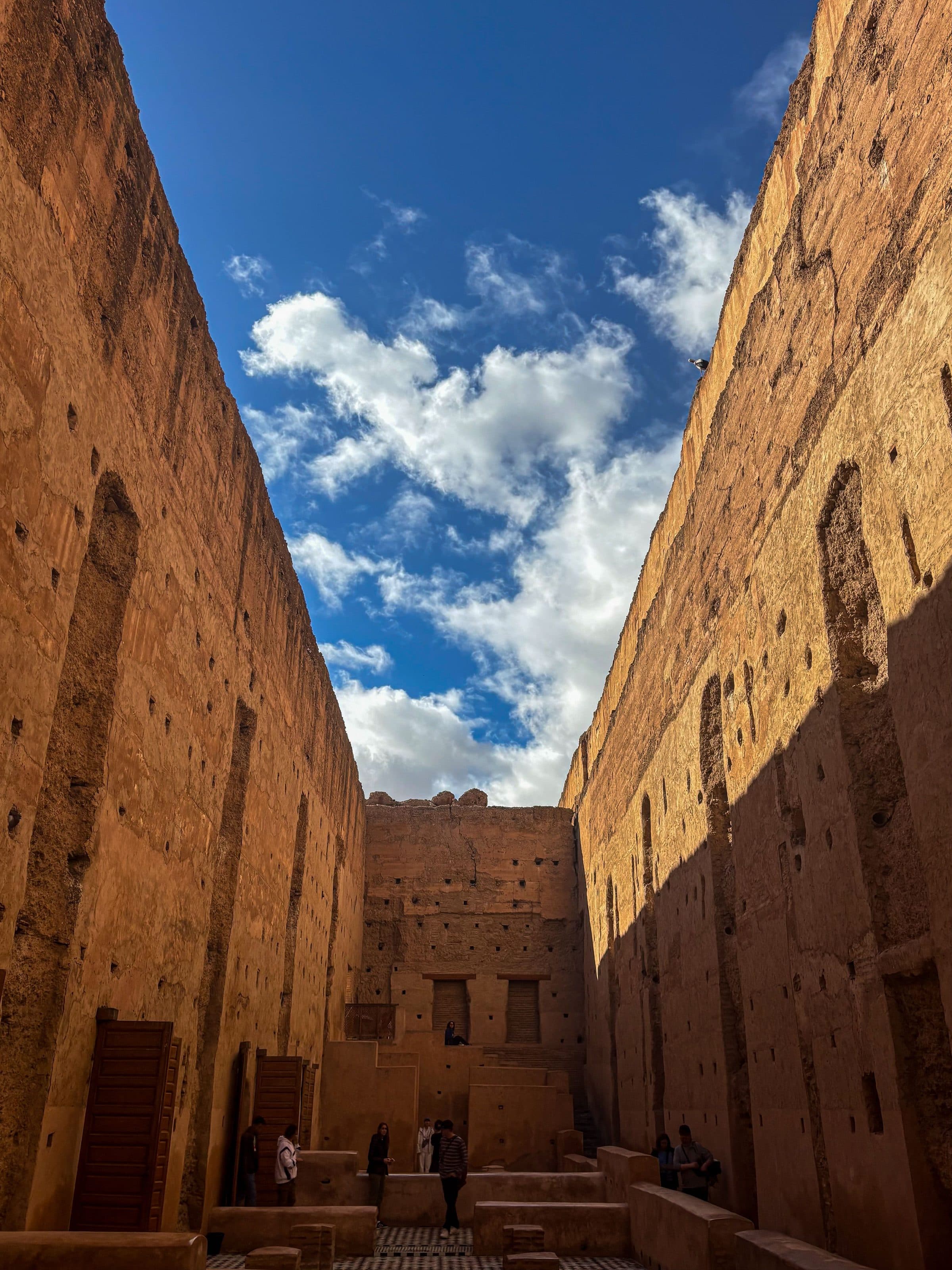 Arquitetura histórica marroquina sob o céu azul em Marrakech