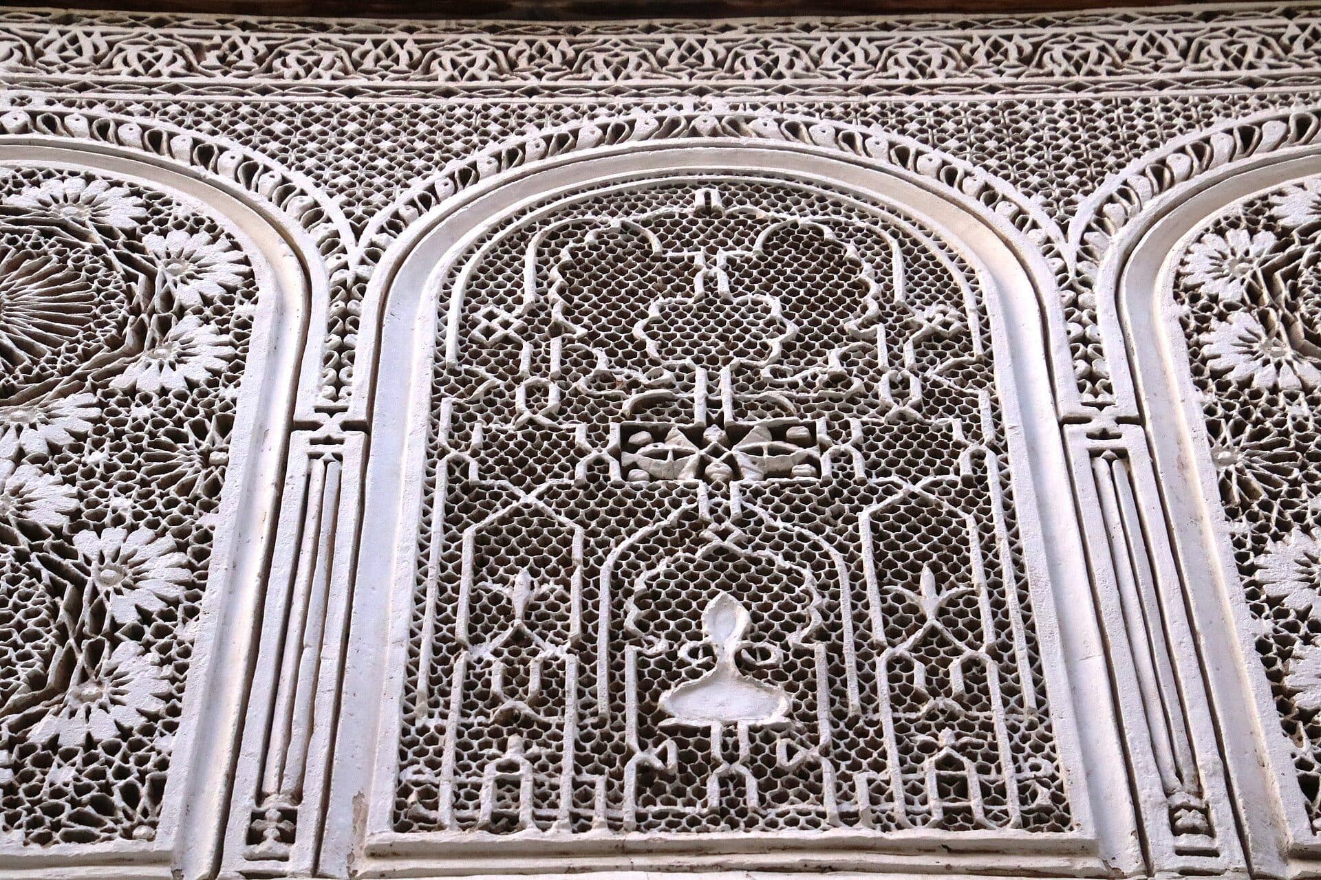 Interior com itens em exposição no Museu Tiskiwin em Marrakech