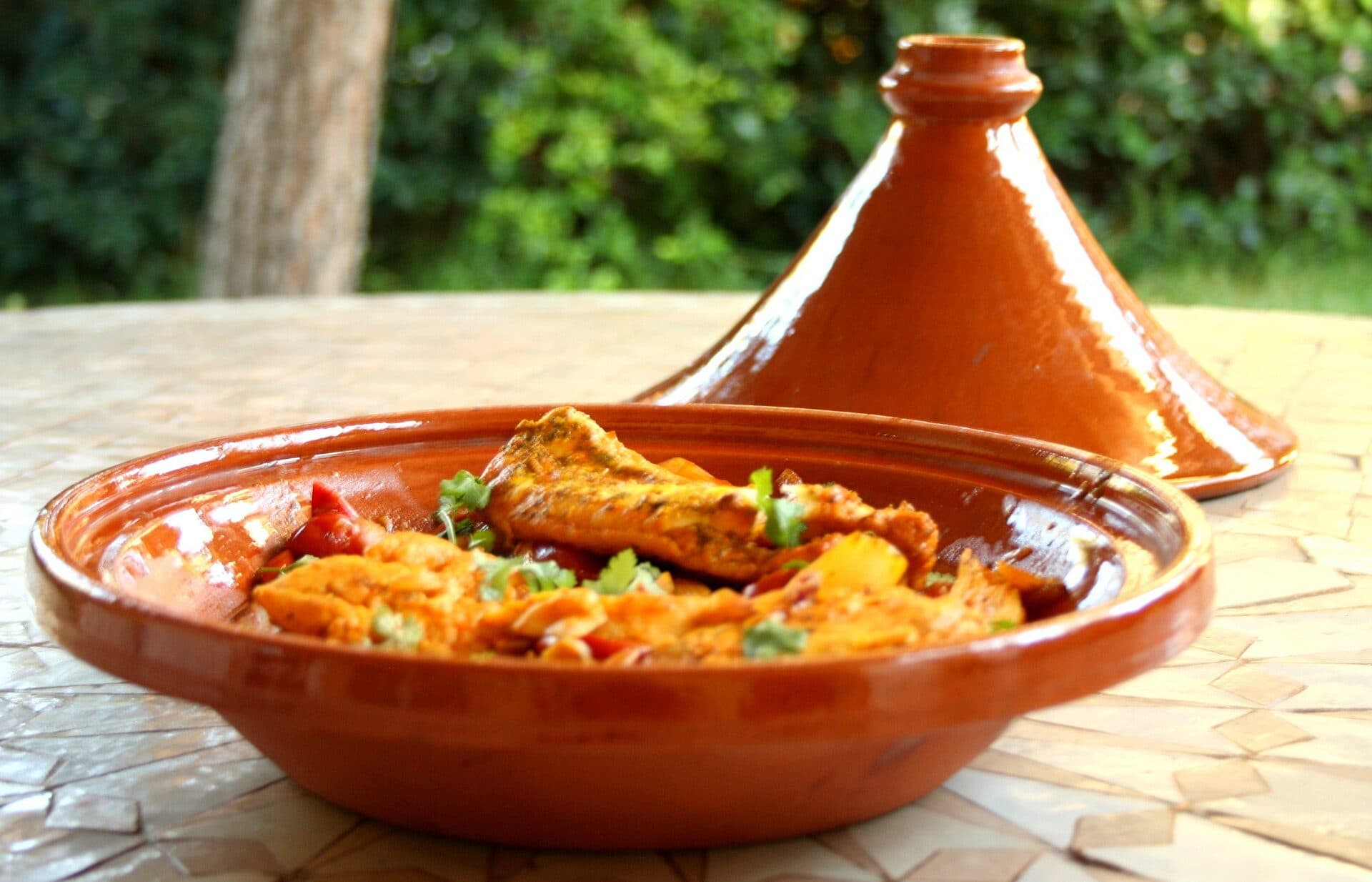 Prato de tajine marroquino tradicional servido em panela de barro