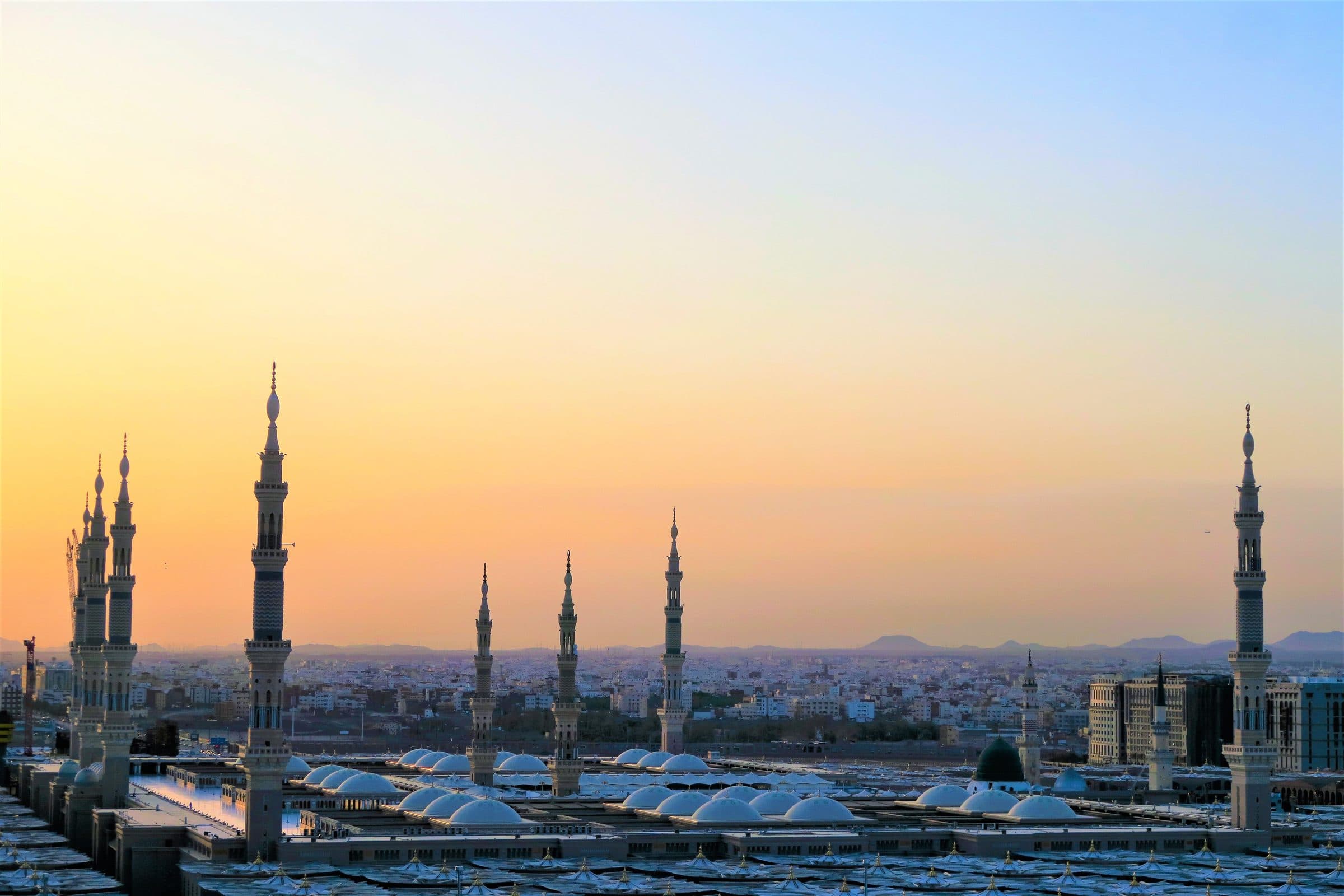 Minaretes da Mesquita do Profeta durante o pôr do sol em Medina, na Arábia Saudita