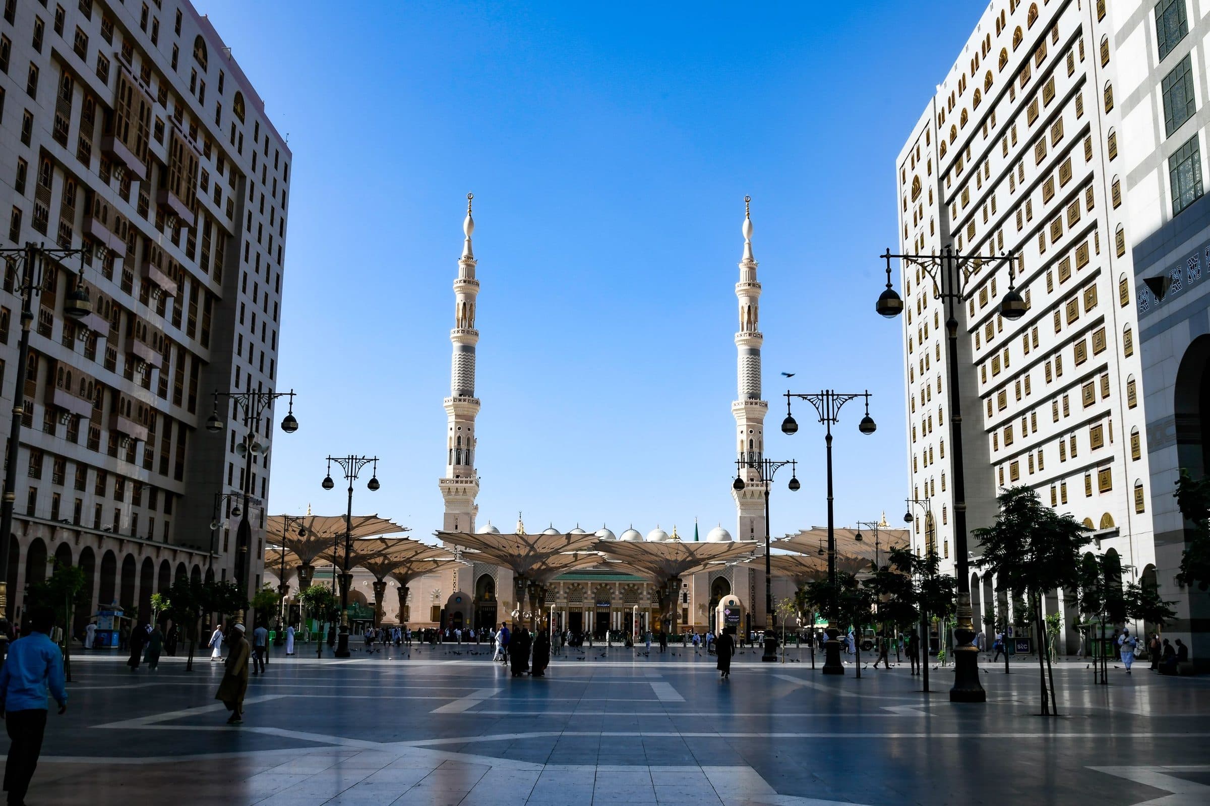 Arquitetura da mesquita Al-Masjid an-Nabawi com seus minaretes em Medina, Arábia Saudita