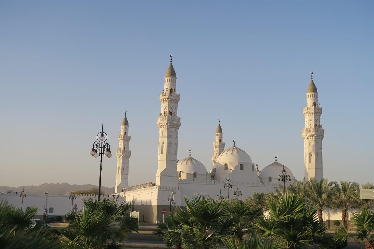 Vista da arquitetura de uma mesquita islâmica com minaretes em Medina