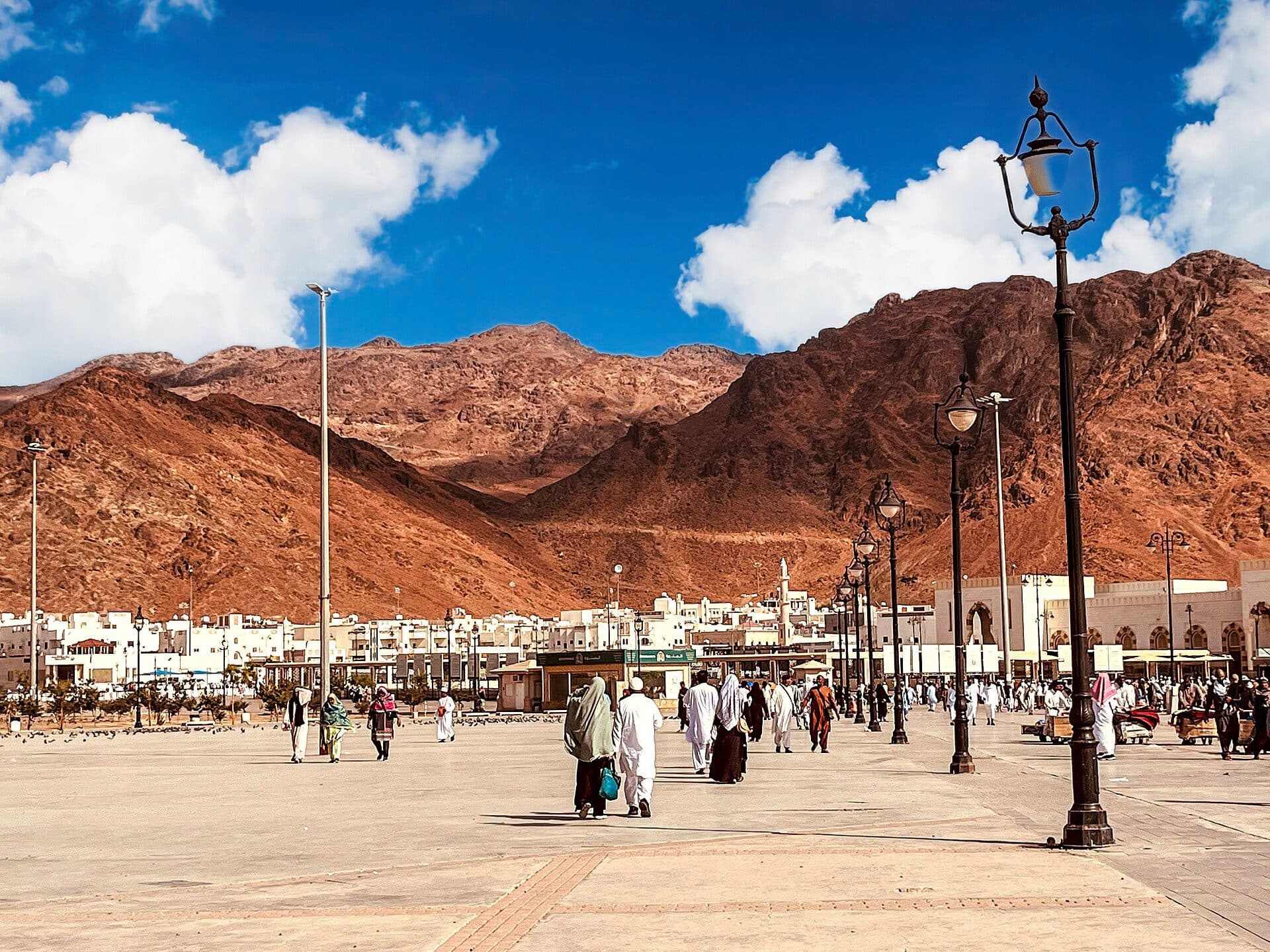 Vista panorâmica da montanha rochosa de Jabal-e-Uhud