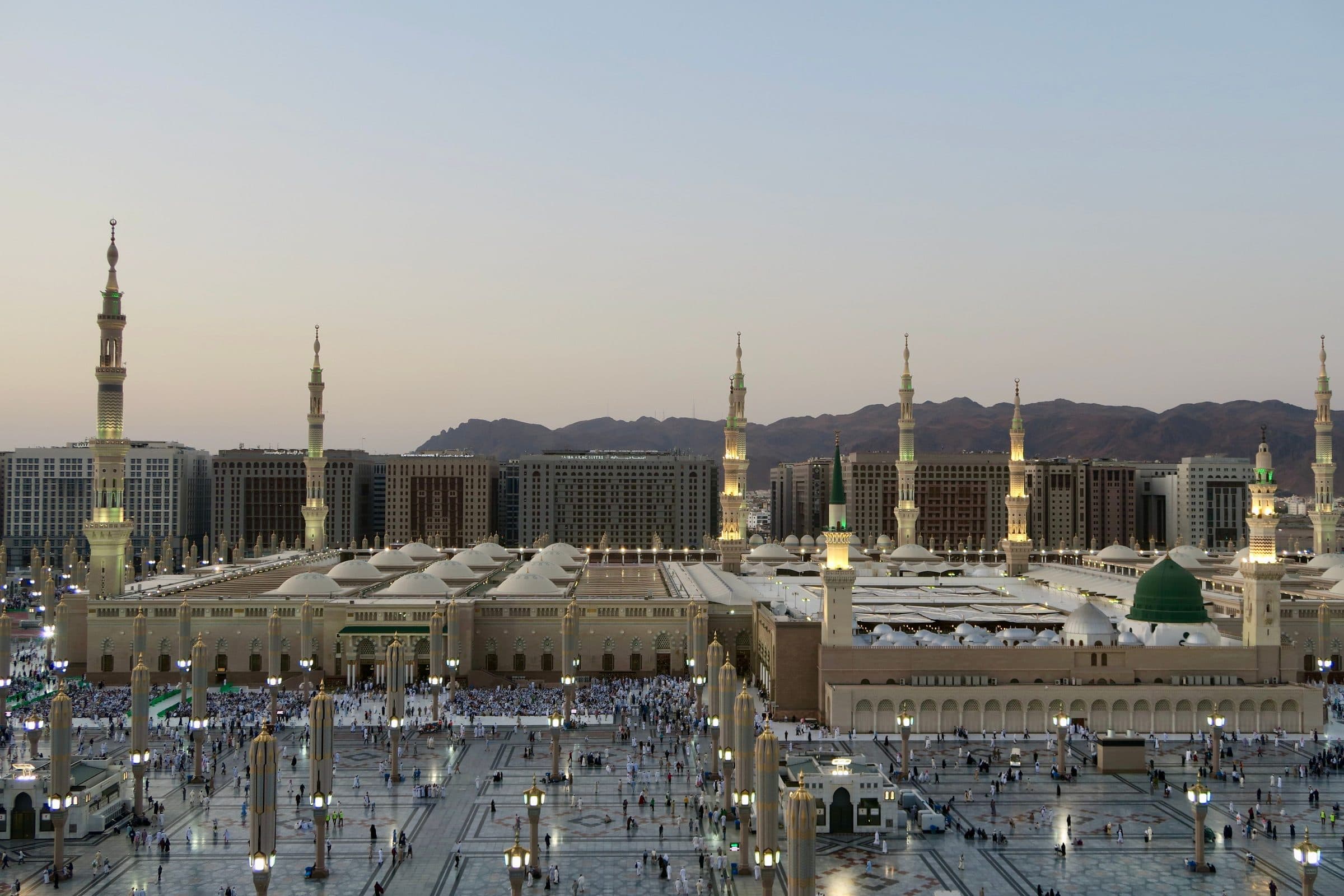 Vista aérea de Al-Masjid an-Nabawi em Medina ao entardecer destacando a arquitetura islâmica