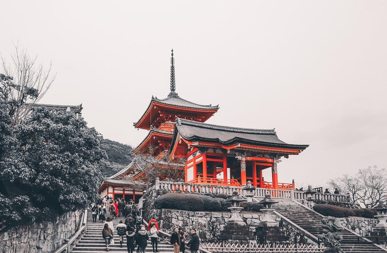 Templo Kiyomizu cercado pela vegetação e montanhas em Quioto, no Japão