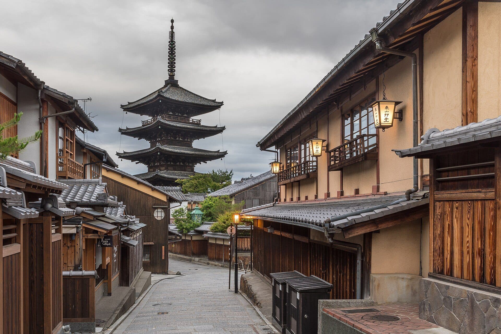 Rua Yasaka-dori ao amanhecer com lanternas e a Torre de Yasaka no Templo Hokan-ji em Quioto