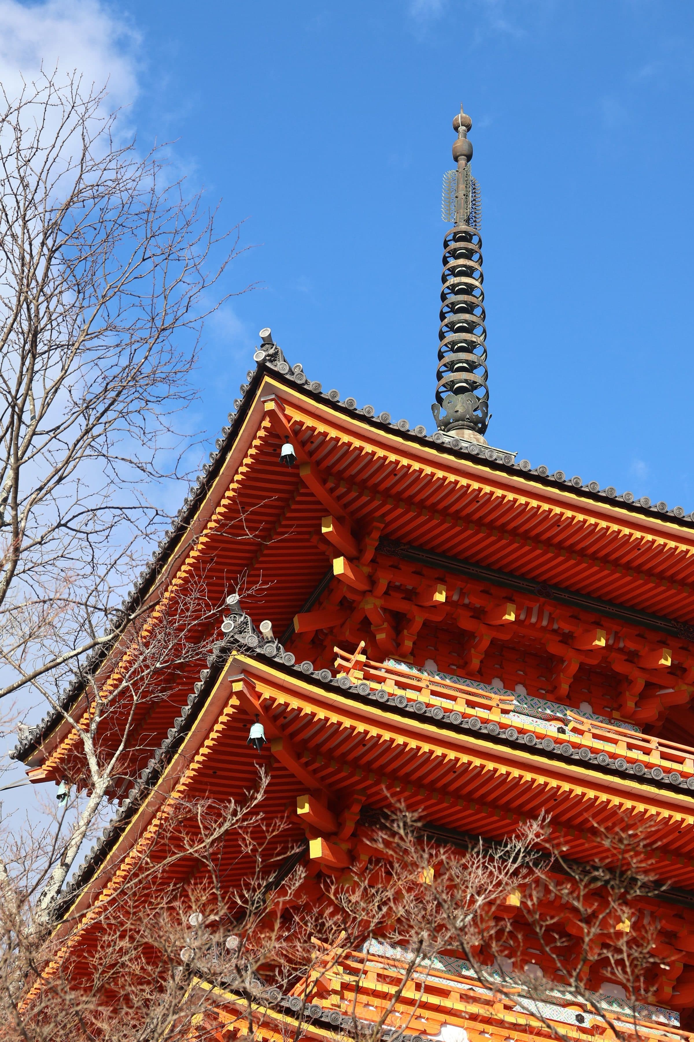 Detalhe de um pagode tradicional japonês sob o céu azul em Kyoto