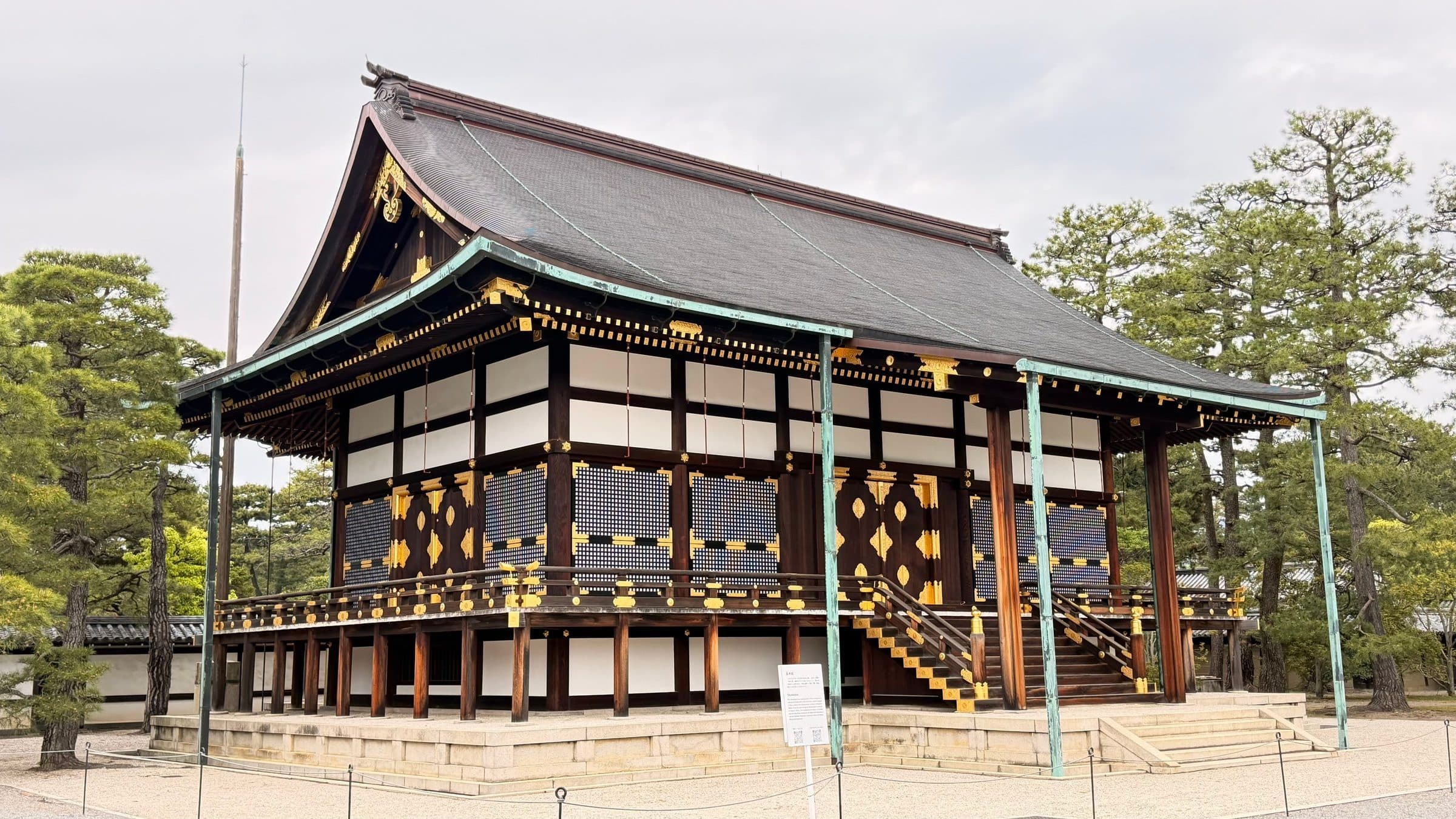 Templo japonês histórico com arquitetura tradicional em Quioto, no Japão