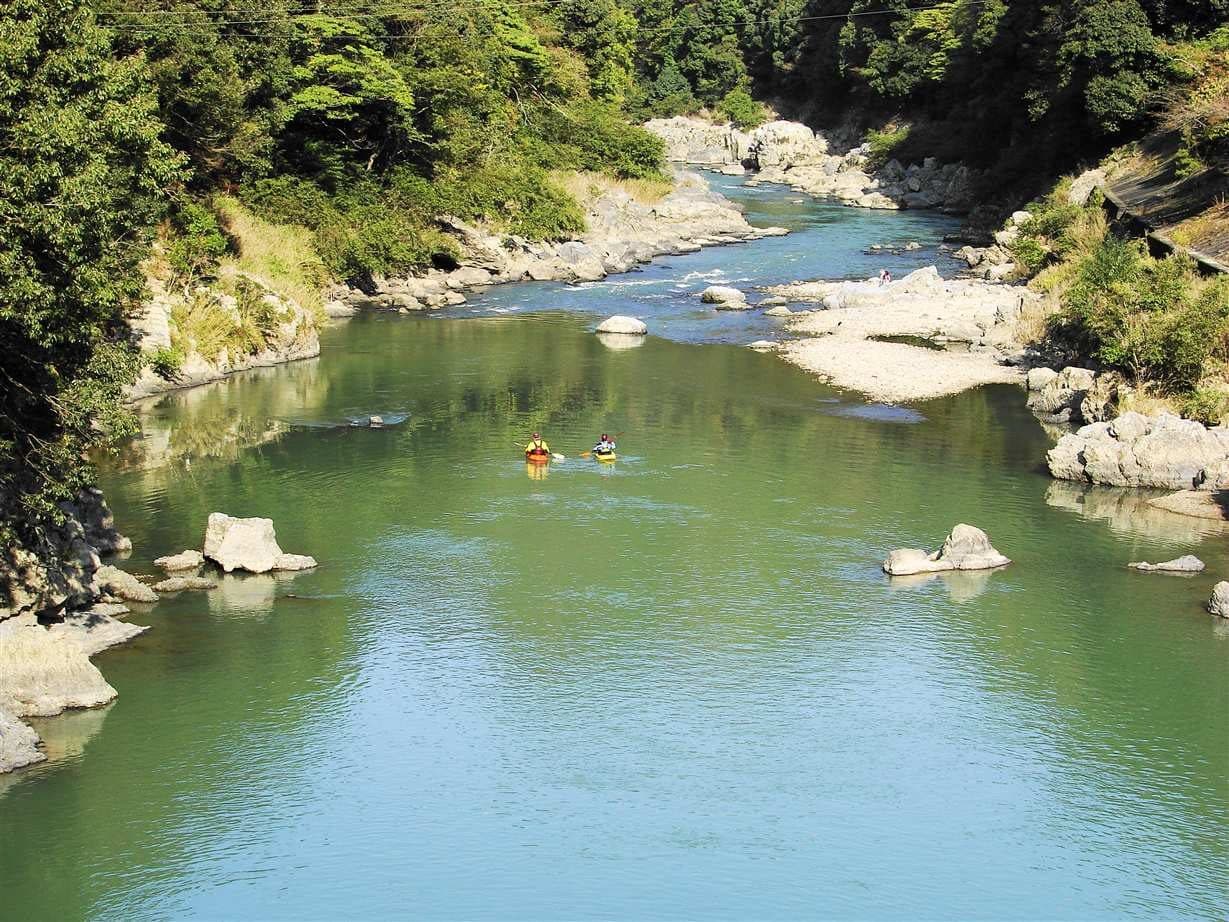 Vista panorâmica da paisagem natural ao longo do Rio Hozu