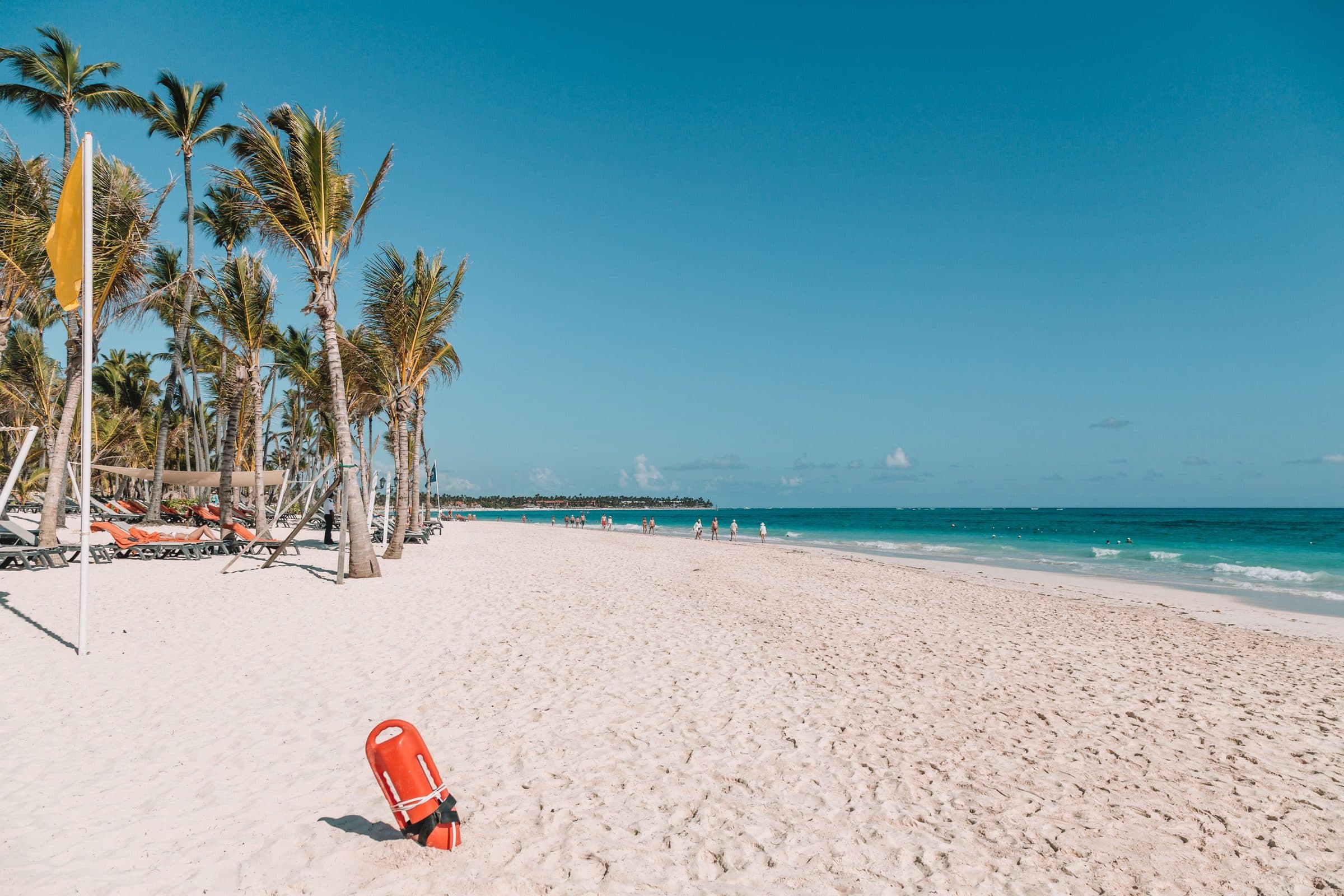 Praia com areia branca e mar azul-turquesa em Punta Cana, na República Dominicana