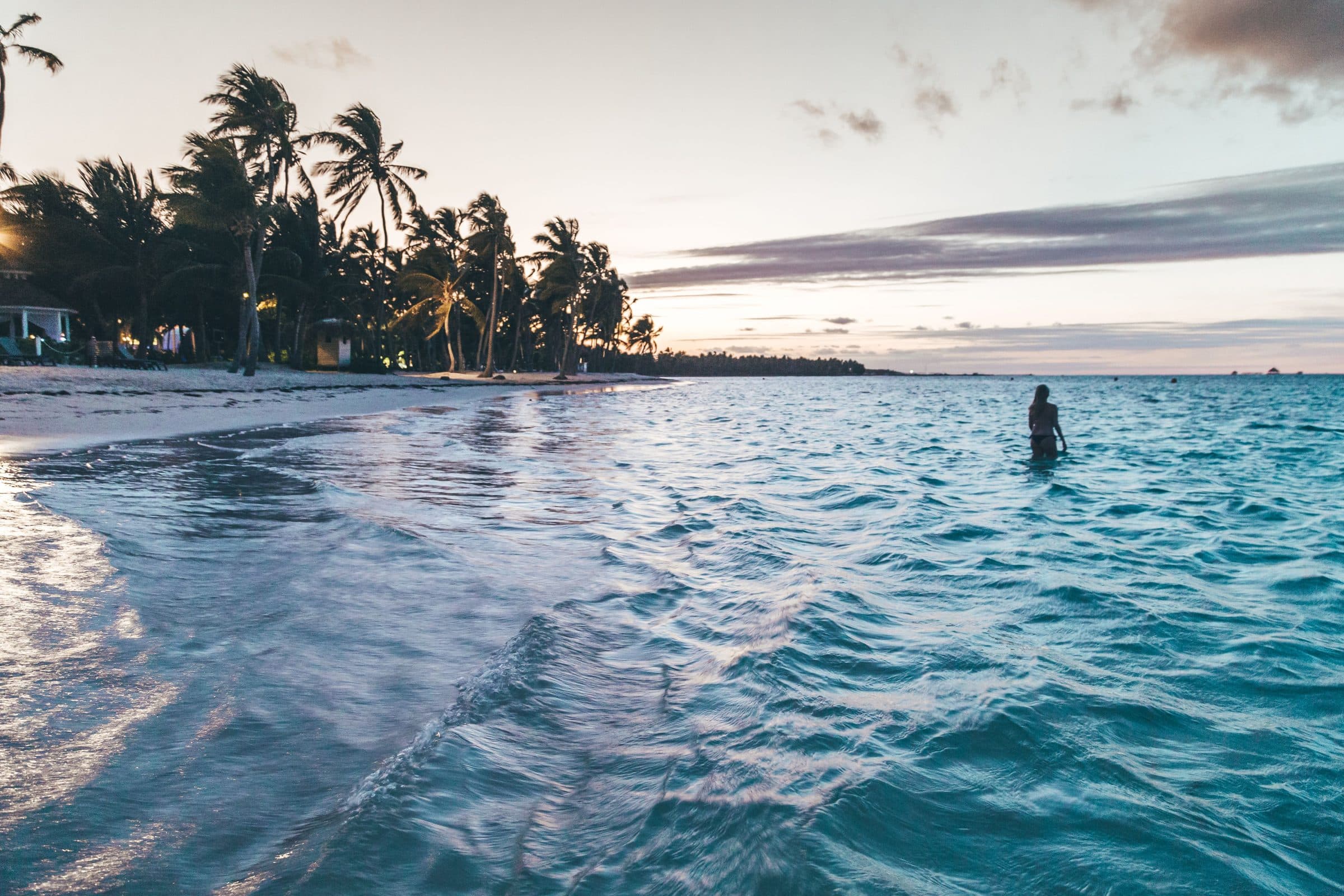 Silhueta de pessoa em praia de Punta Cana durante o crepúsculo