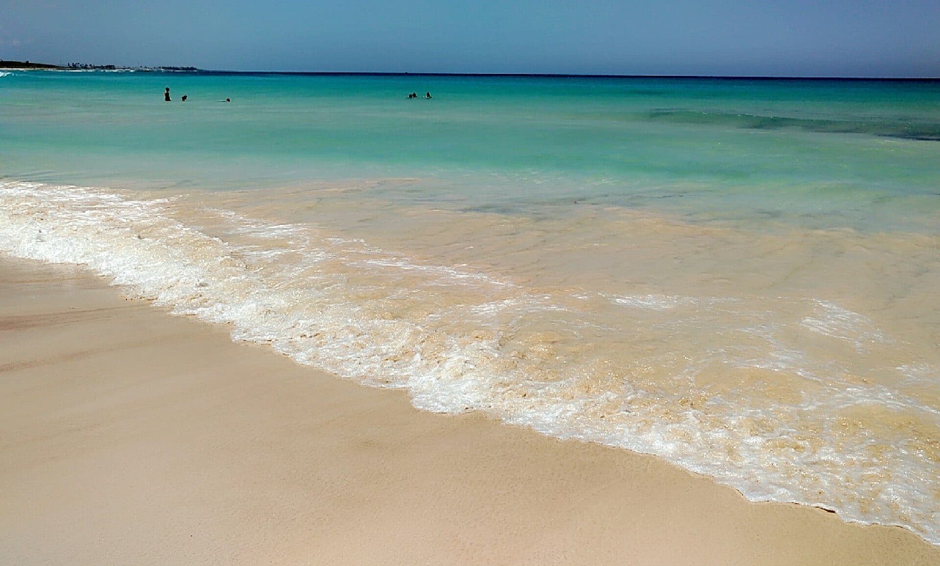 Vista da faixa de areia e do mar na Playa Macao