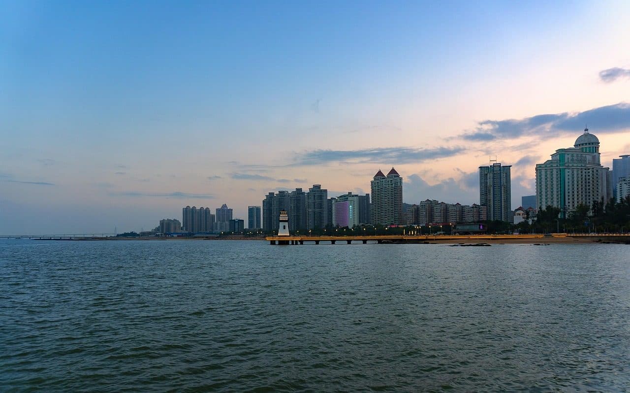 Vista da costa da cidade de Zhuhai com o mar e a avenida Couple Road