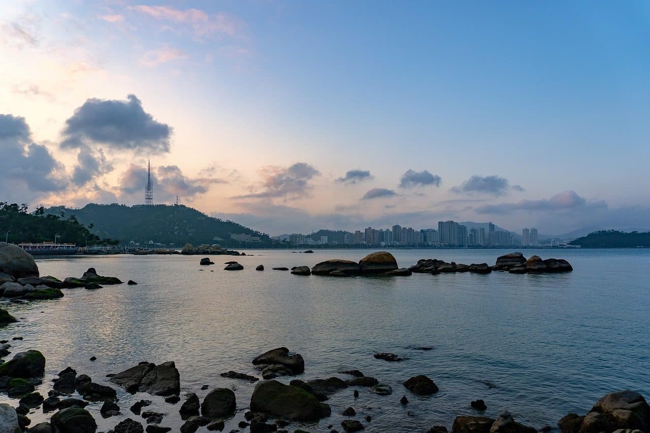 Praia na cidade costeira de Zhuhai na China durante o entardecer