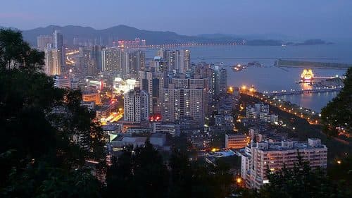 Vista noturna da linha do horizonte de Zhuhai com prédios iluminados