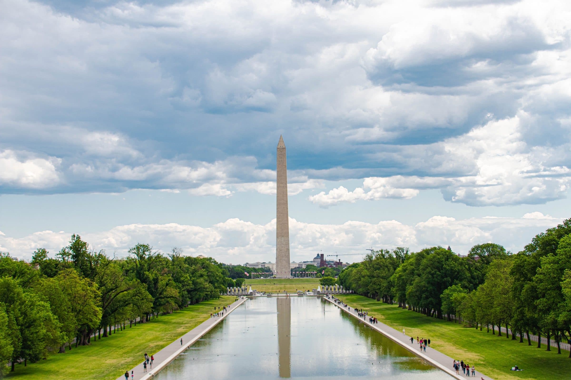 Washington Monument refletido no espelho d'água sob céu nublado em Washington, D.C.