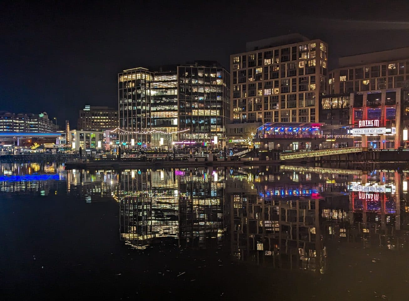 Vista noturna da orla de The Wharf em Washington, DC