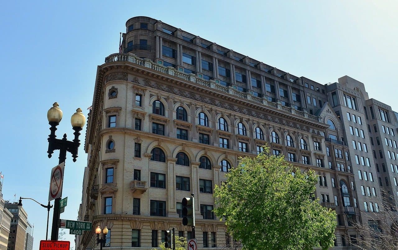 Vista urbana de Washington, D.C. com edifícios e áreas verdes sob o céu