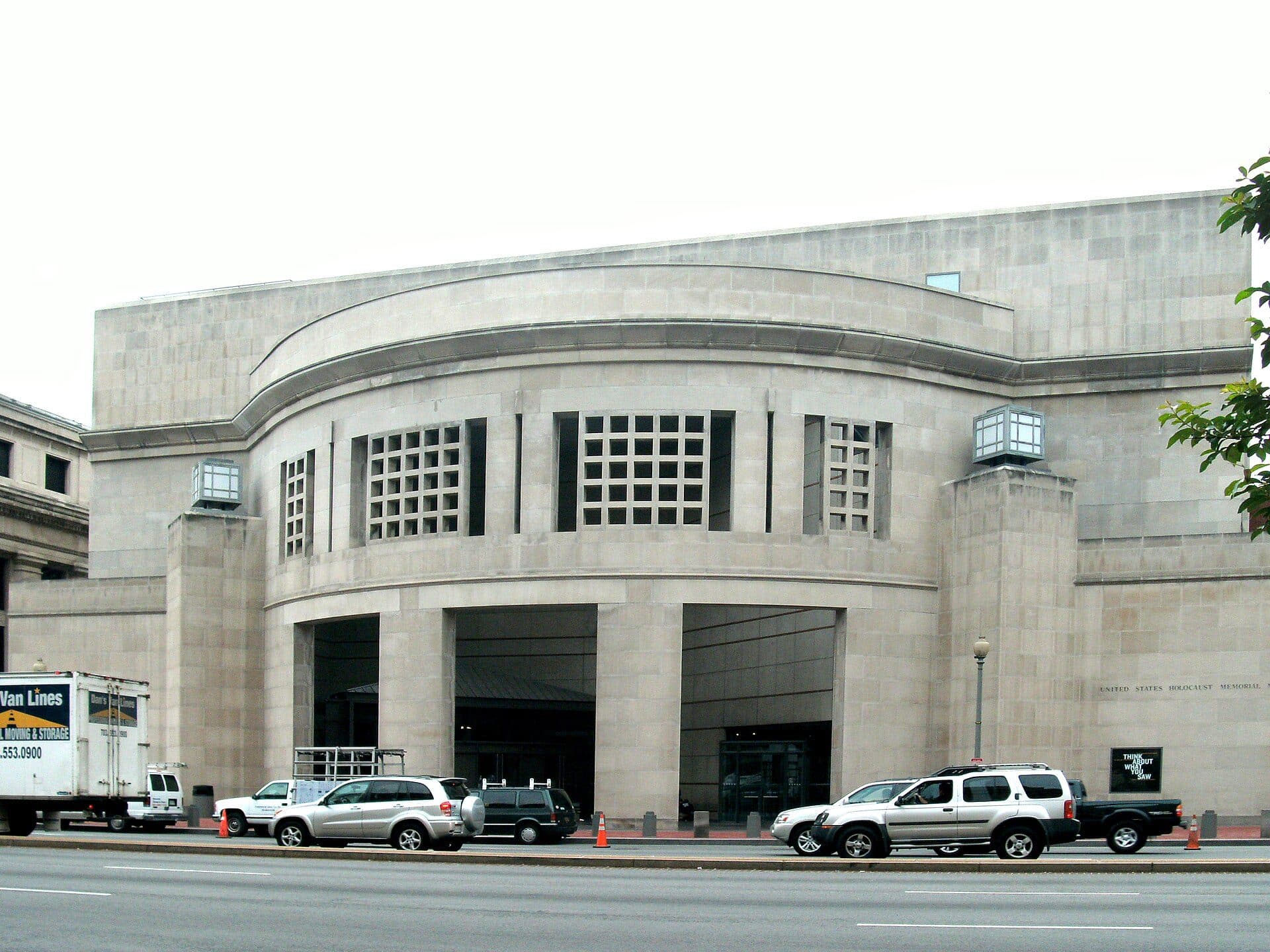 Área externa do Museu Memorial do Holocausto dos Estados Unidos após o tiroteio