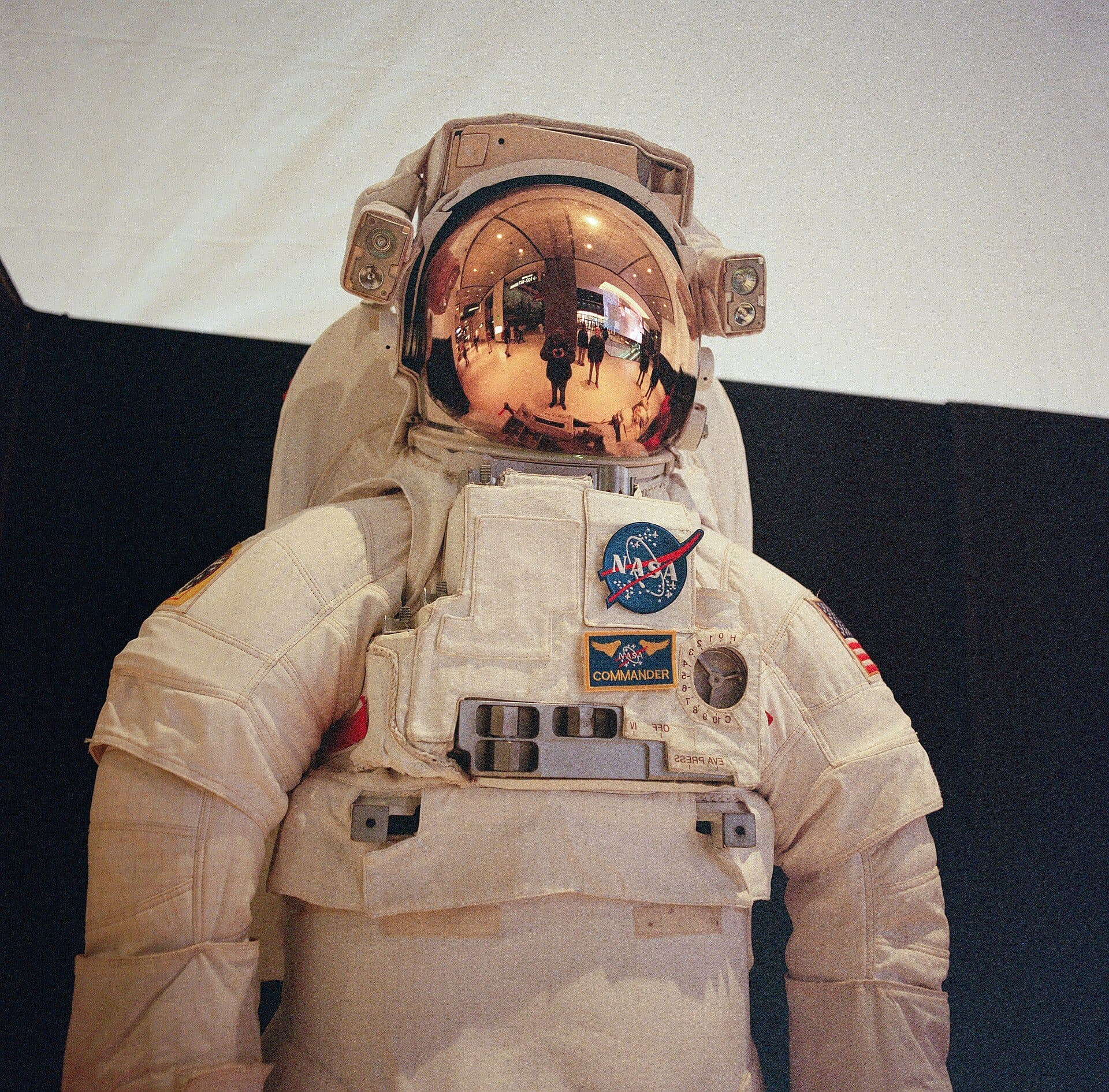 Traje espacial EMU em exibição no National Air and Space Museum