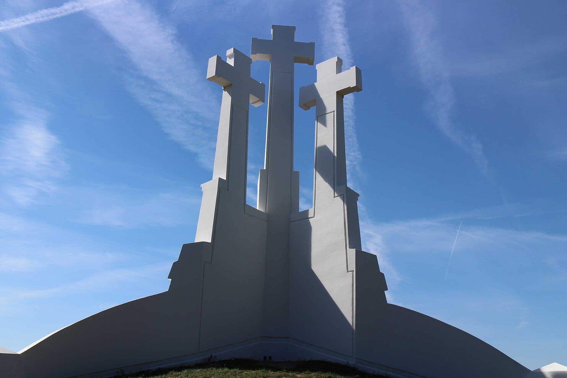 Vista do monumento das Três Cruzes em Vilnius