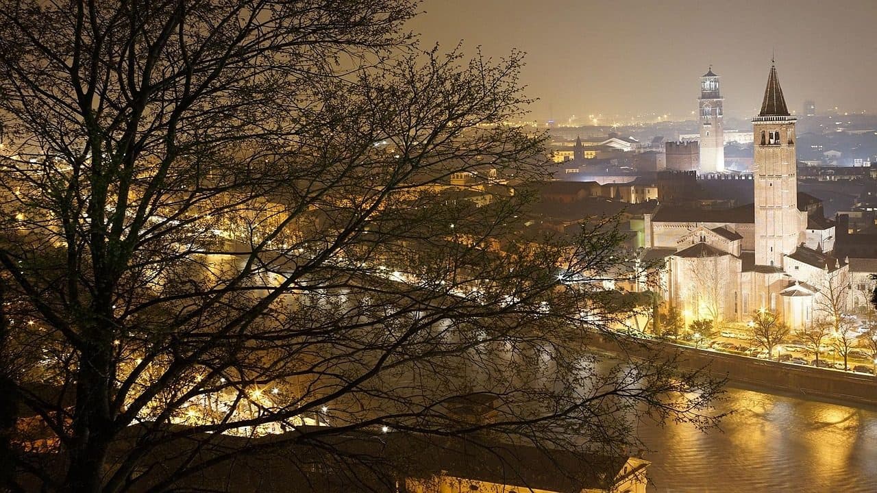 Vista noturna da cidade de Verona iluminada