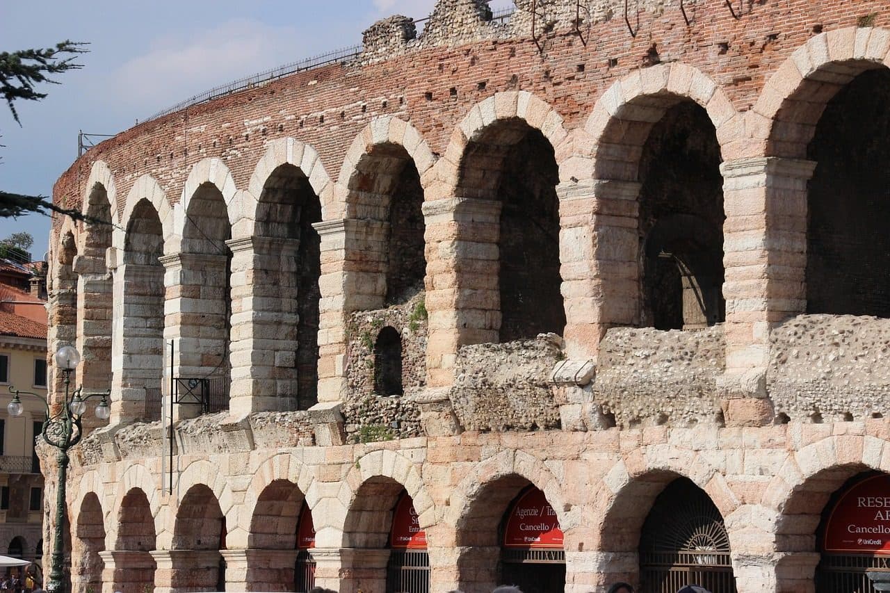 Vista de um teatro para apresentações de ópera em Verona