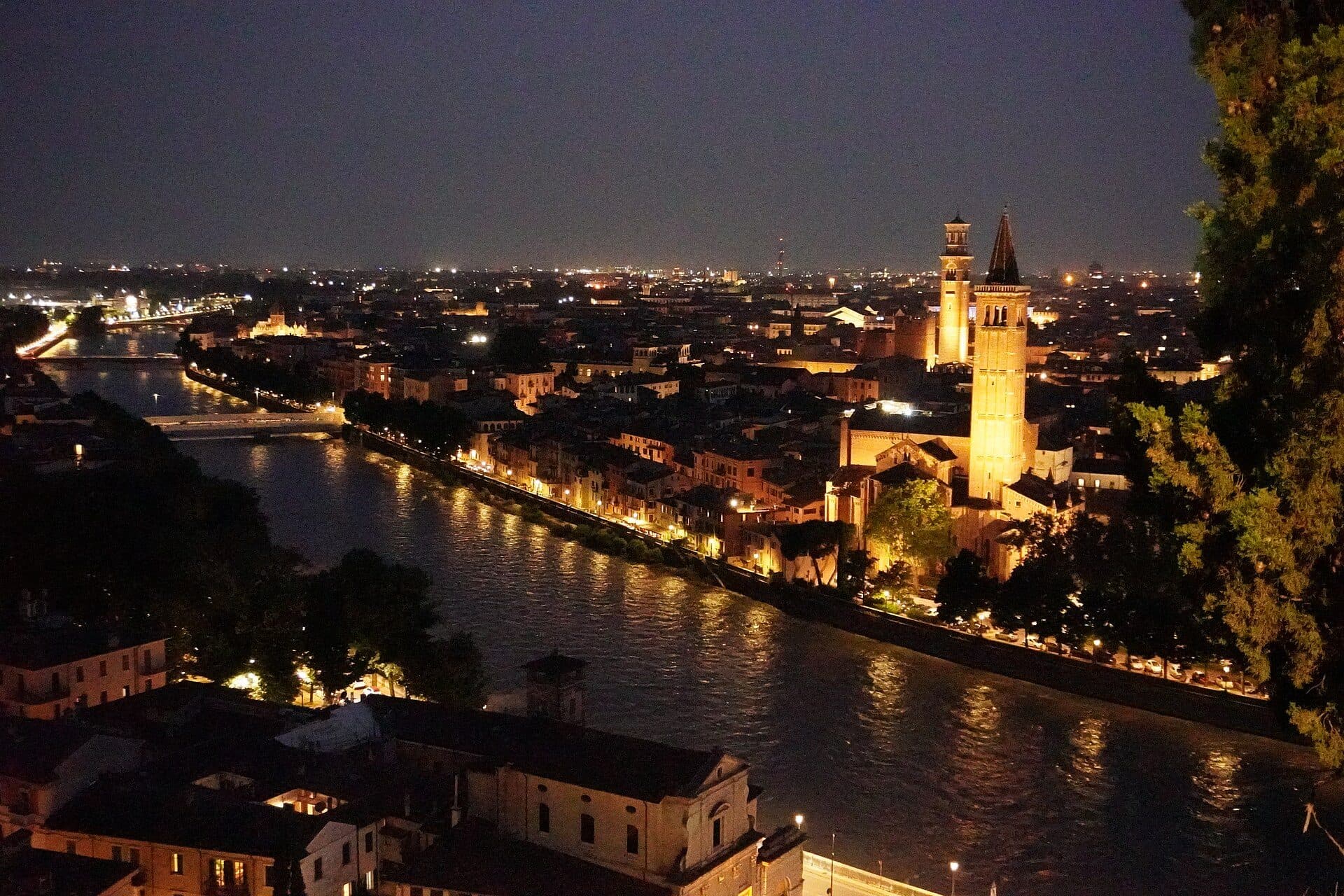 Vista panorâmica da cidade de Verona durante a noite