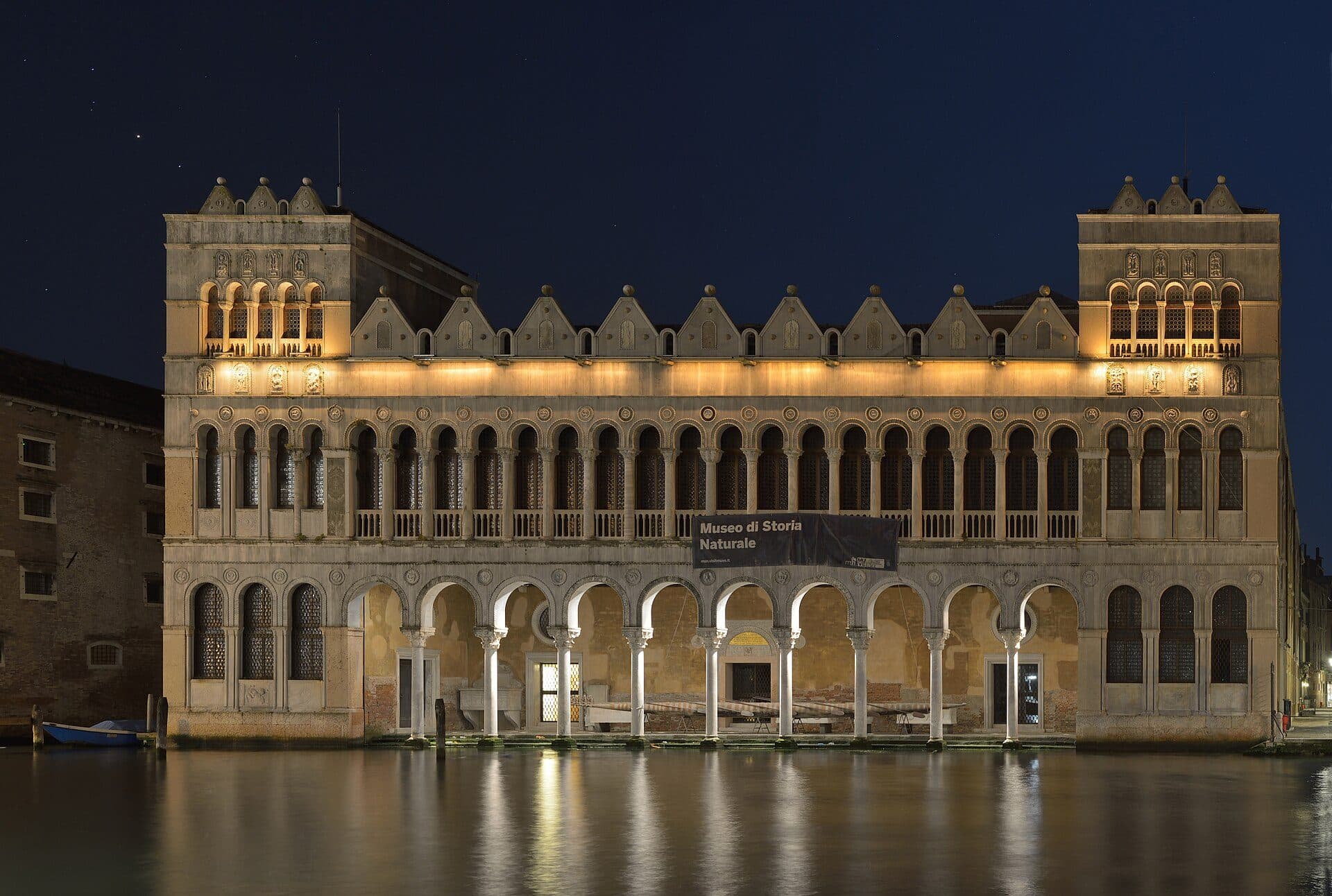 Fachada do Fondaco dei Turchi e Museu de História Natural de Veneza à noite