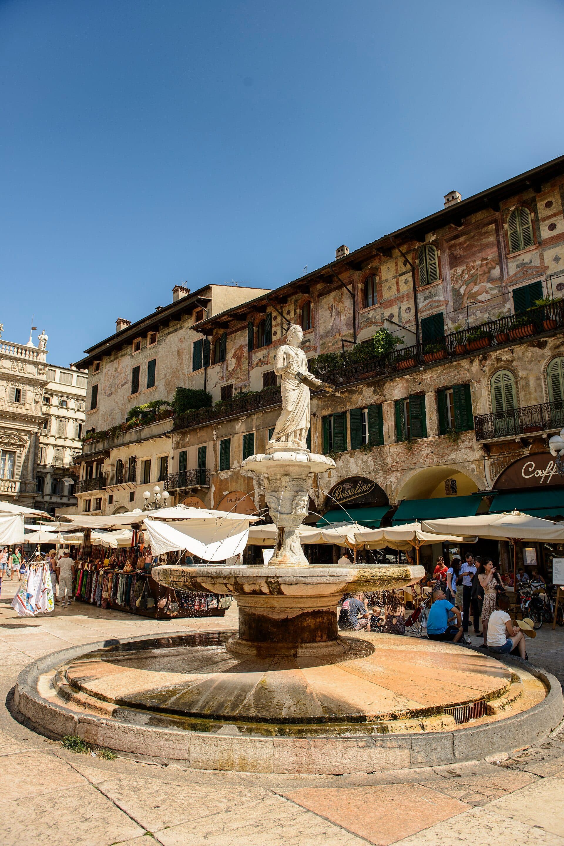 Vista da Piazza delle Erbe com a Fonte Madonna Verona