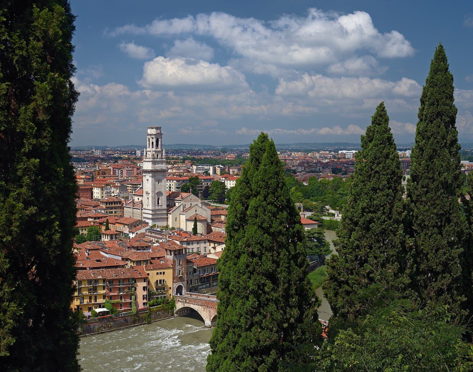 Vista do Duomo di Verona a partir do Castel San Pietro na Itália