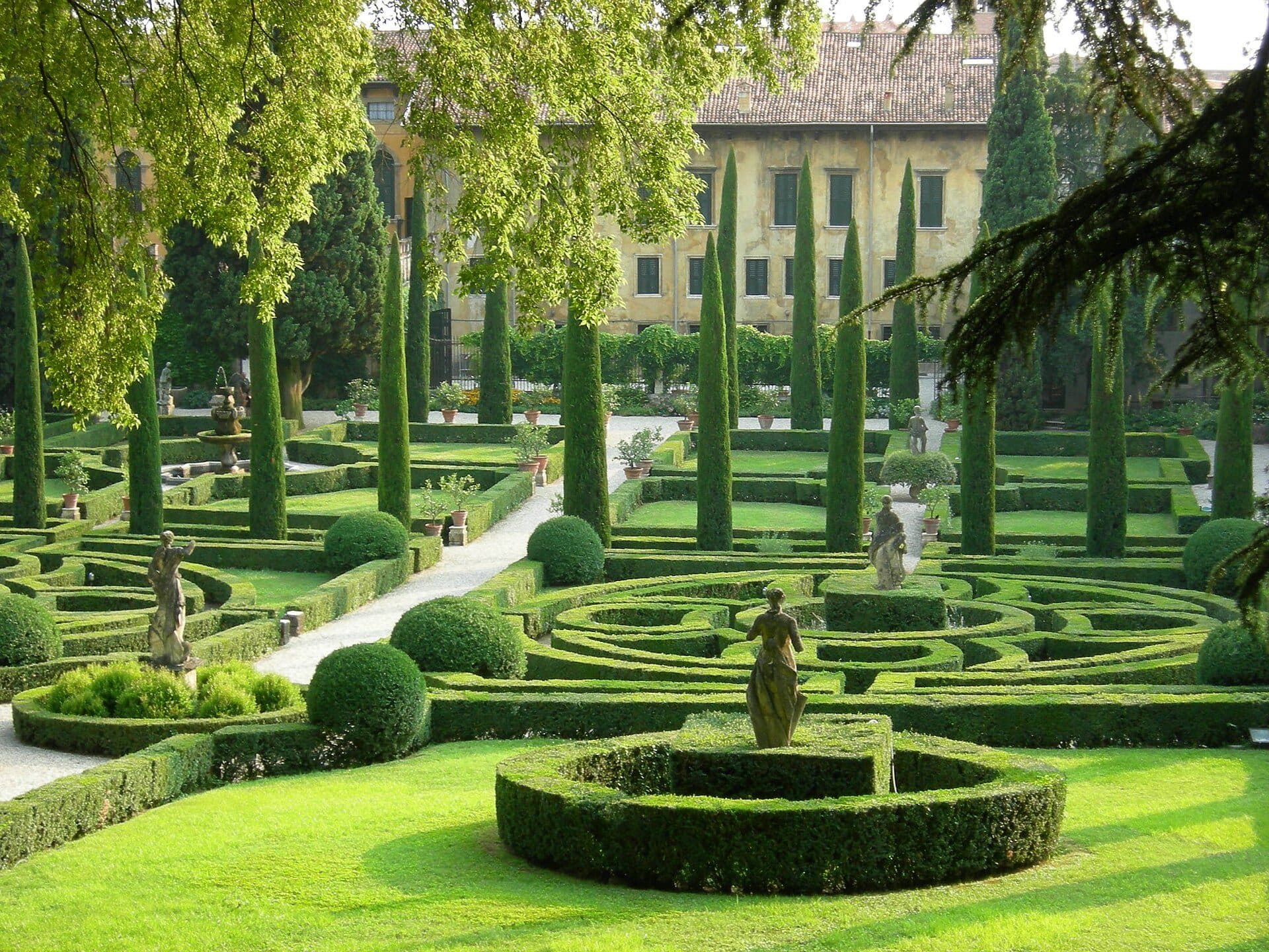 Vegetação verde e jardins do Giardino Giusti em Verona