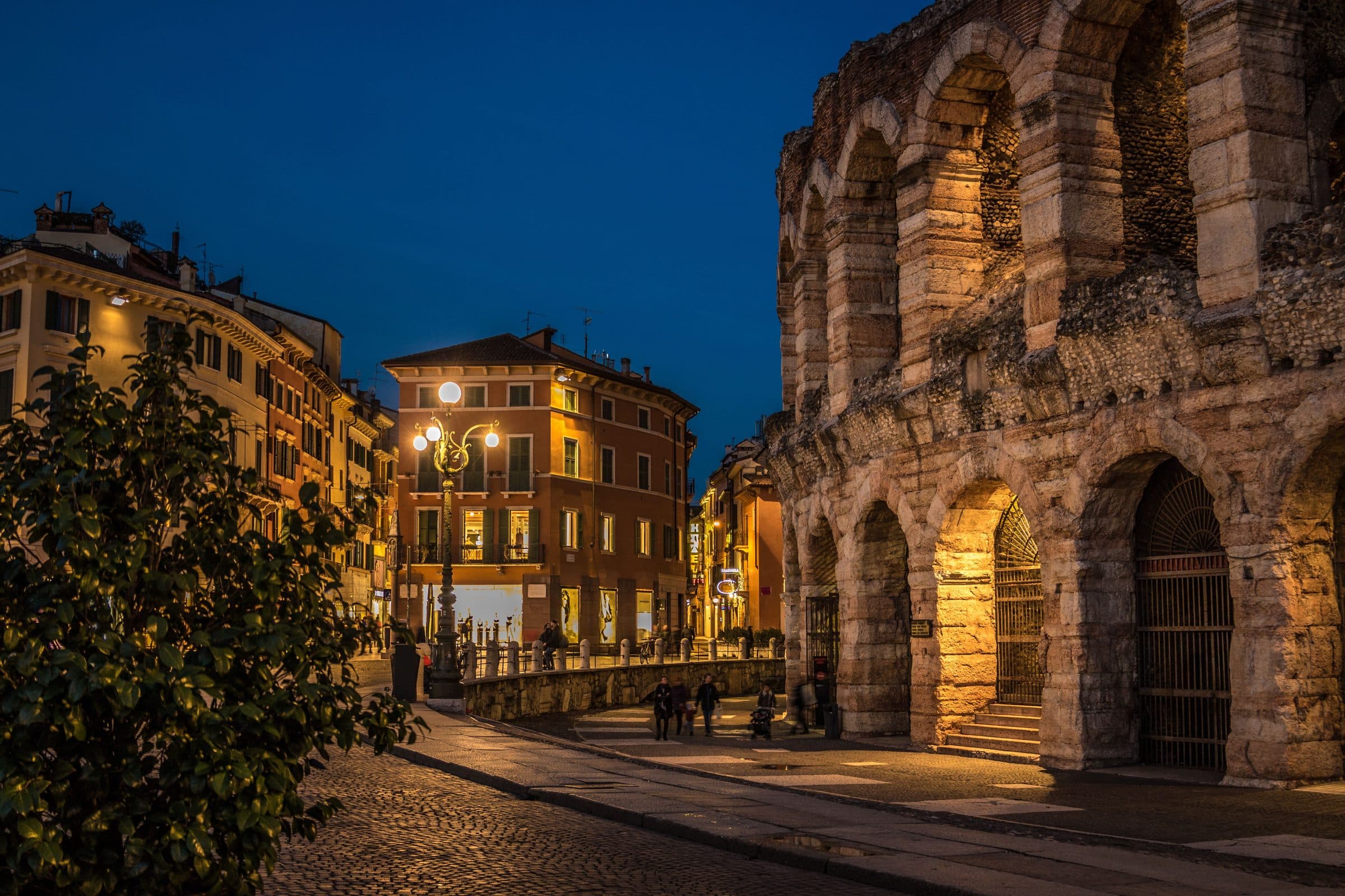 Vista da Arena de Verona e da arquitetura ao redor durante o entardecer